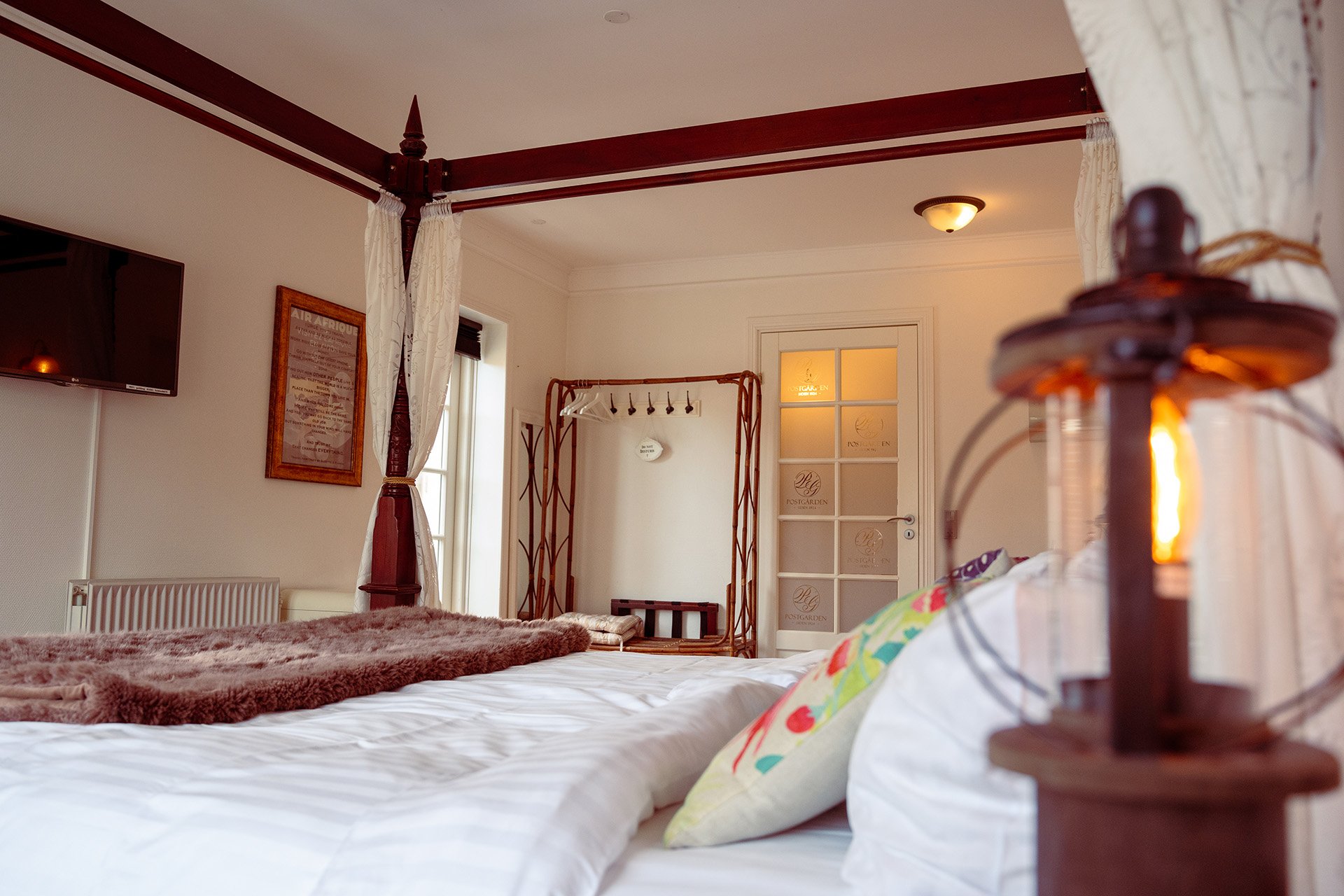 Himmelseng dobbeltværelse glasdøre badeværelse