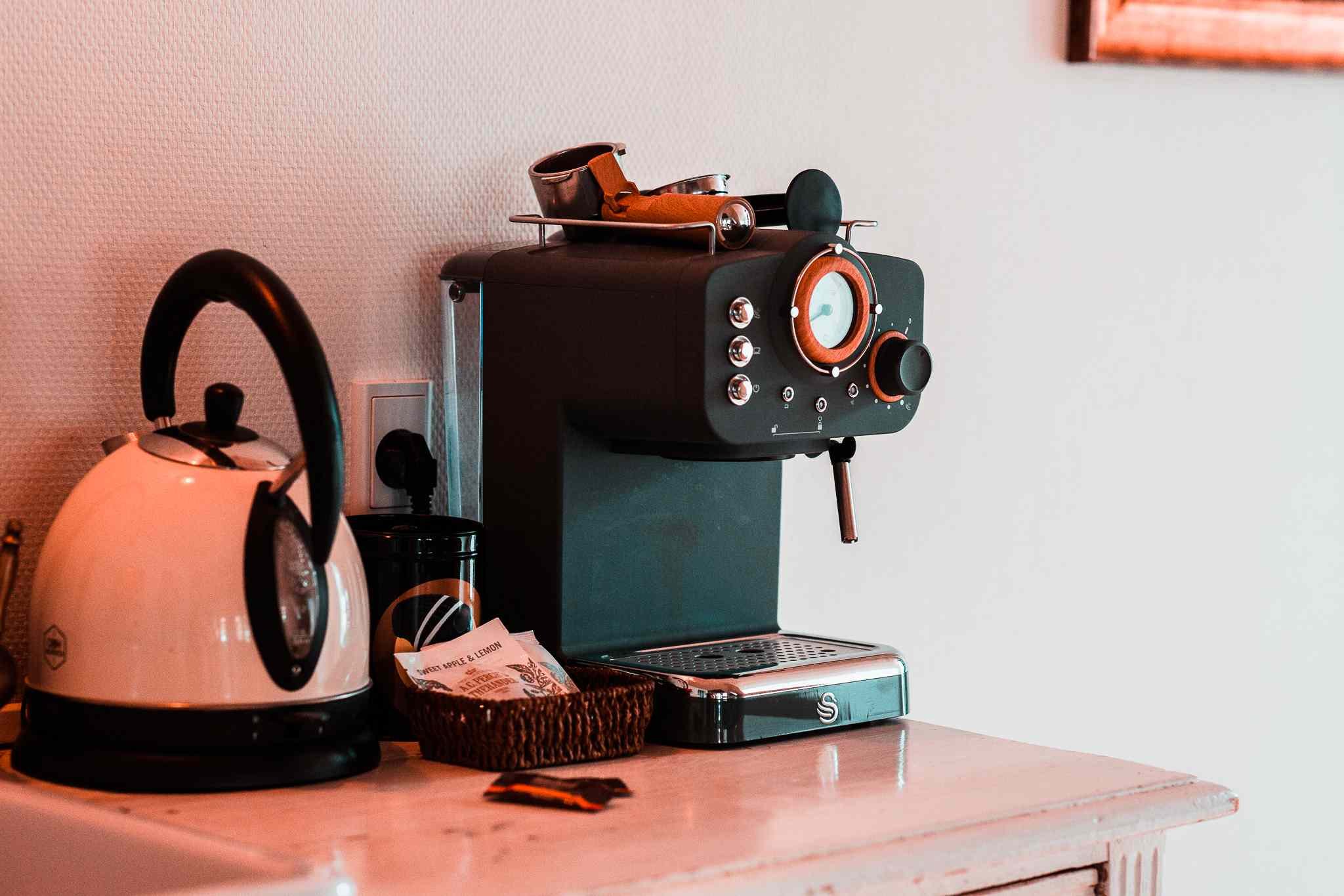 Retro kaffemaskine, elkedel, Provence Suite køkken