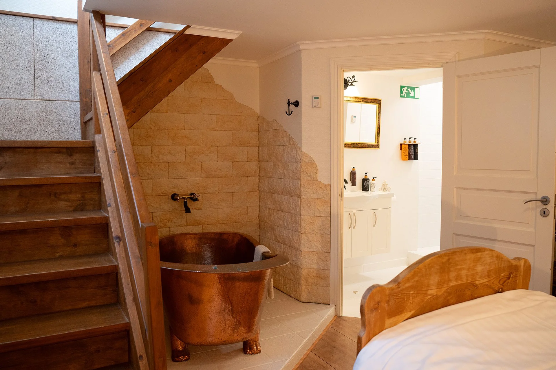 Kobber badekar under trappen, stenmur, badeværelse