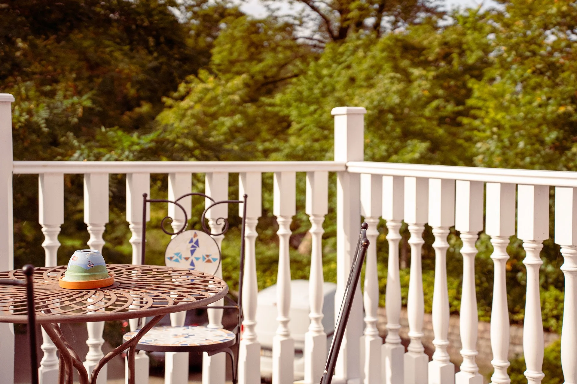 Privat altan med havudsigt, hvidt rækværk, morgenbord