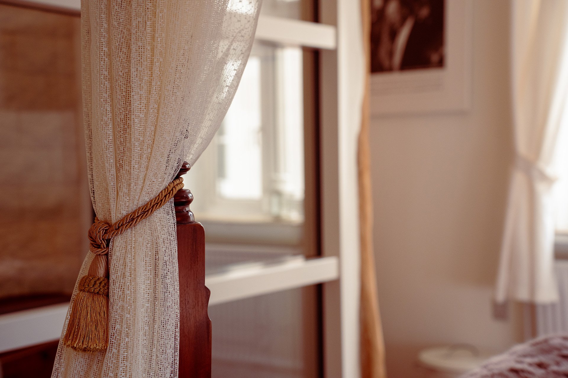 Himmelseng gardin detalje guldfarvet holdebånd