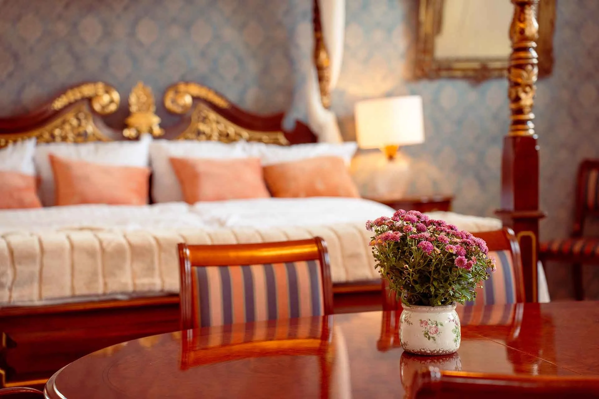 Himmelseng suite soveværelse antik mahogni Boutique Hotel Postgården