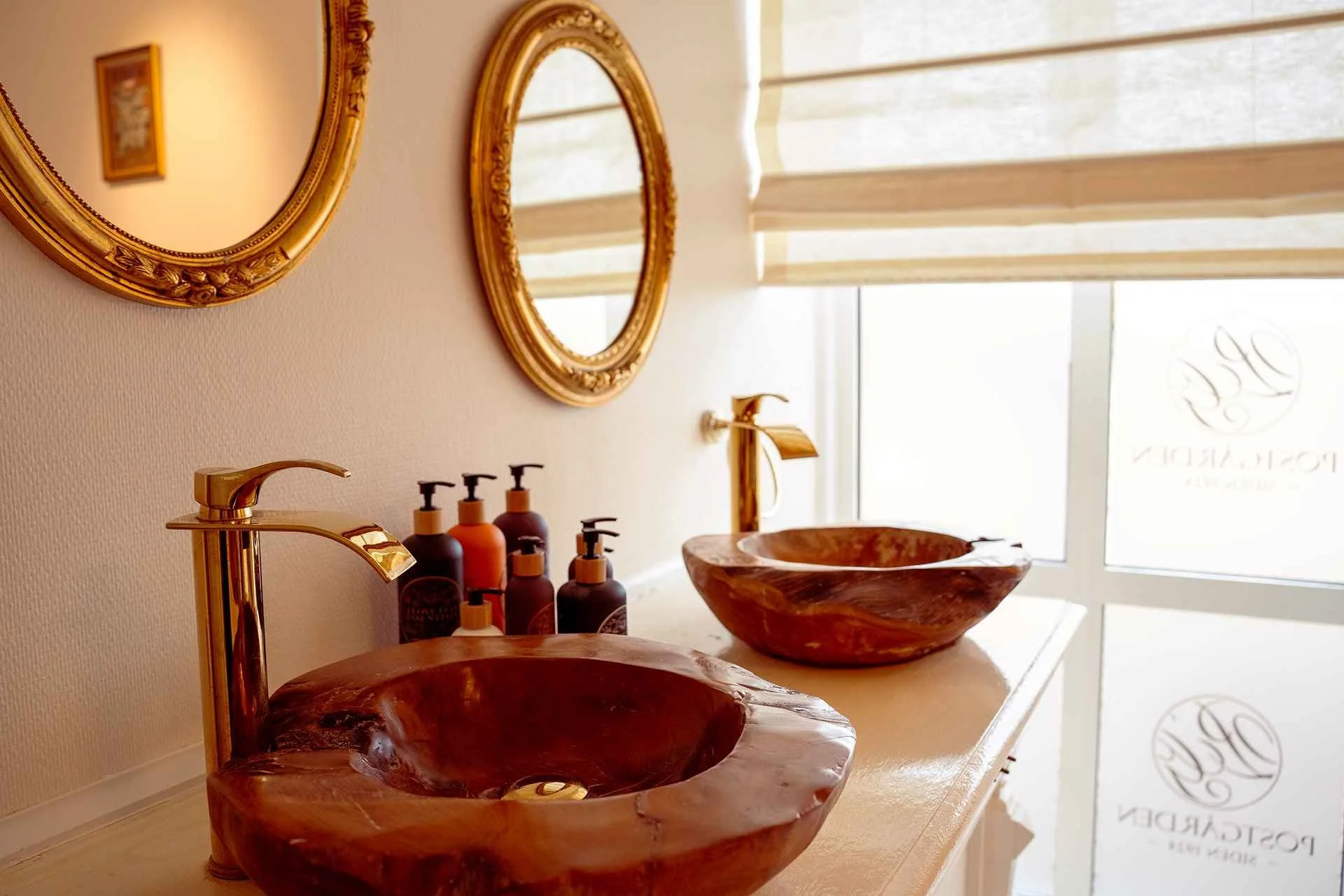 Træskål håndvaske, guldarmatur, guldspejl, luksuriøst badeværelse