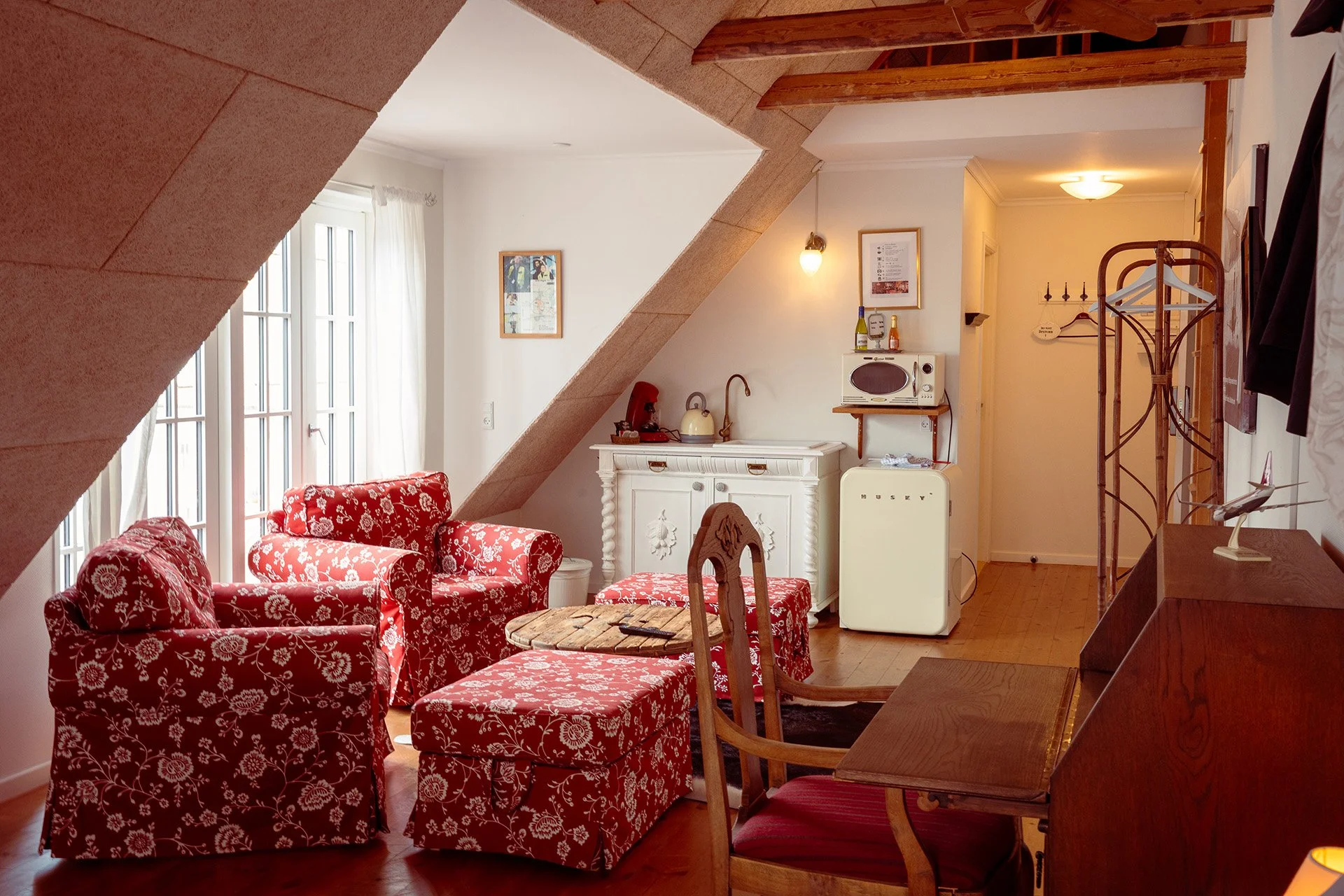 Røde blomstrede lænestole, mansardværelse, vintage køkken