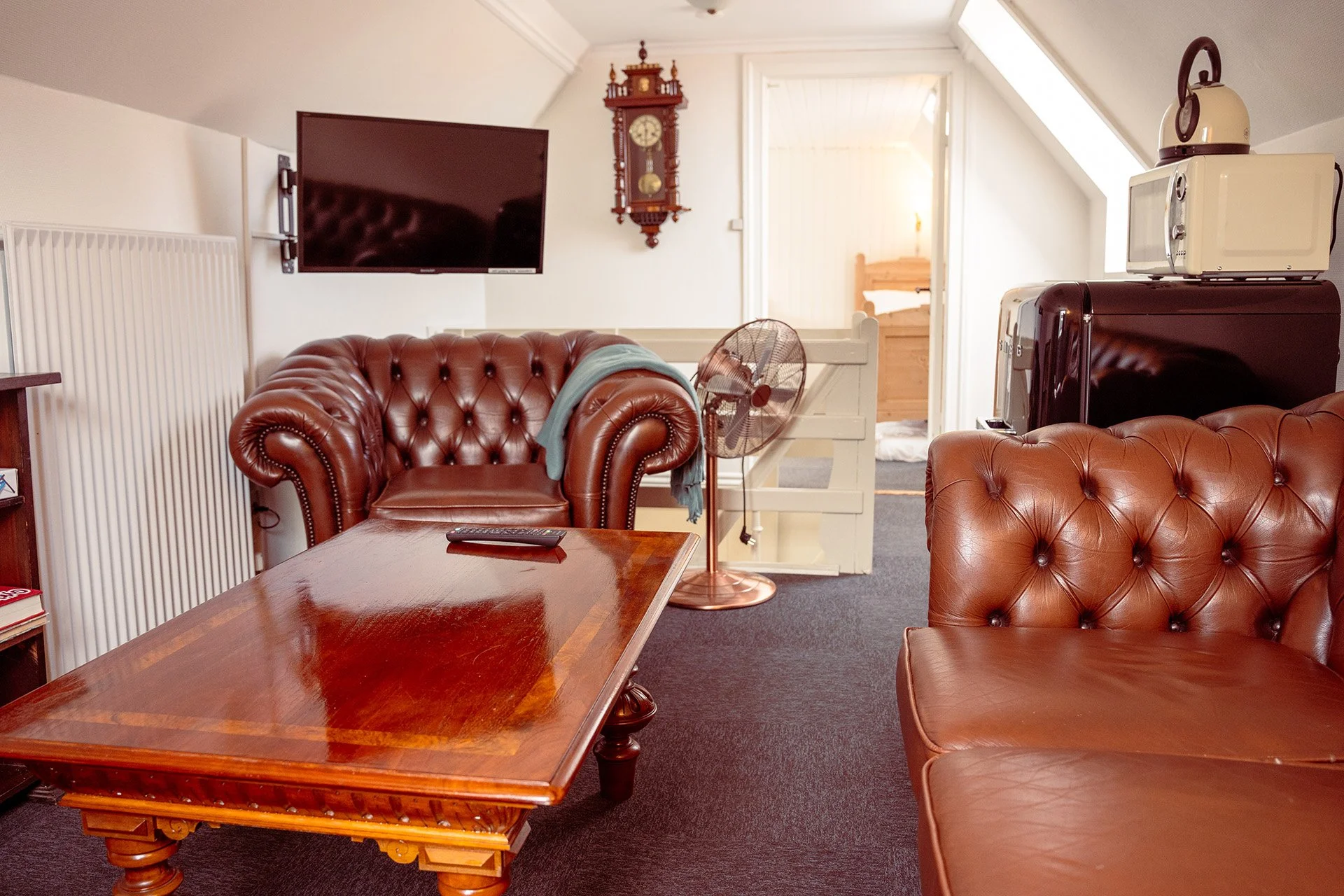 Chesterfield lænestol, antikt skrivebord, vintage ur, tv