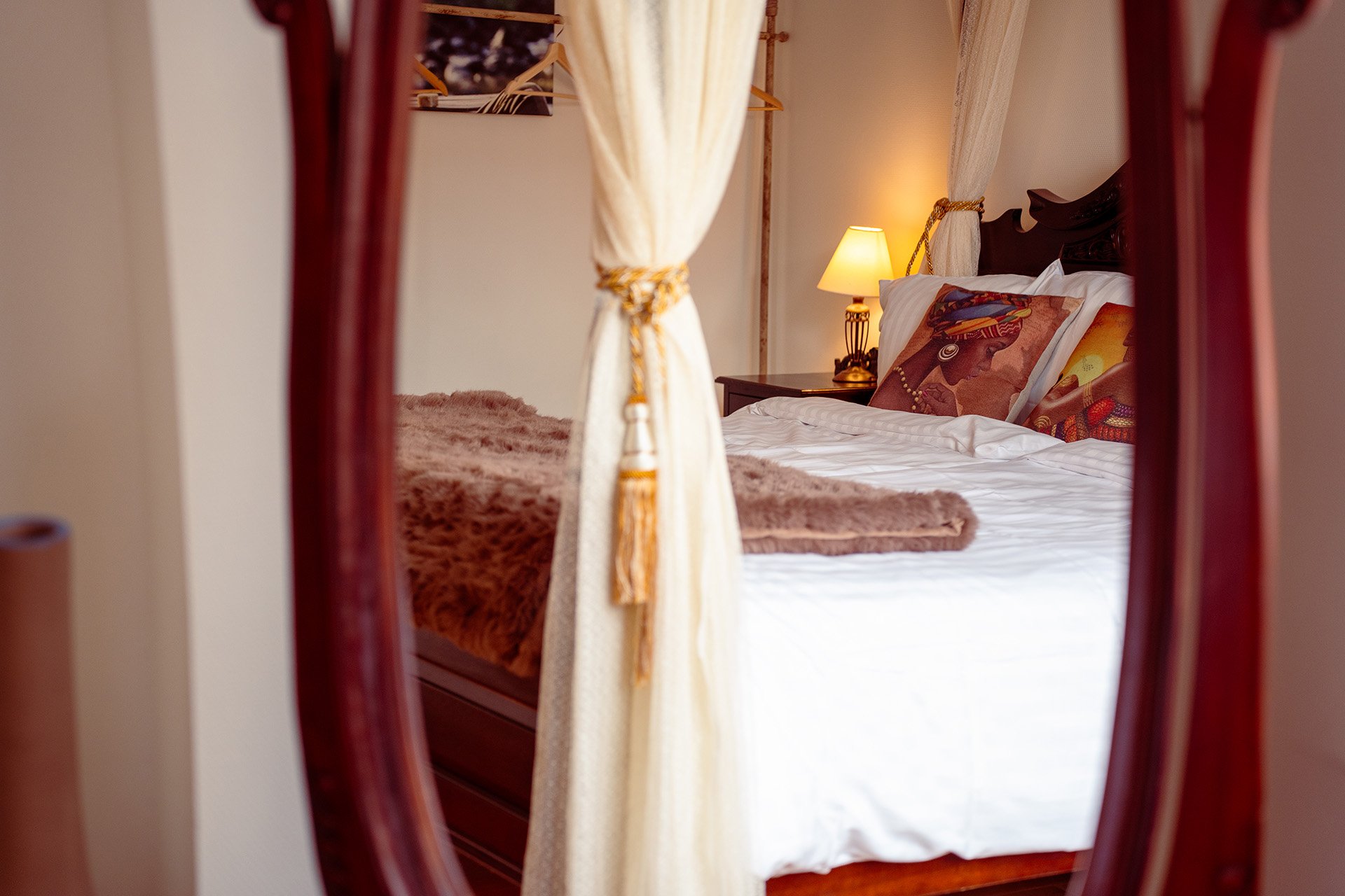 Himmelseng hvide gardiner mahogni udskæring