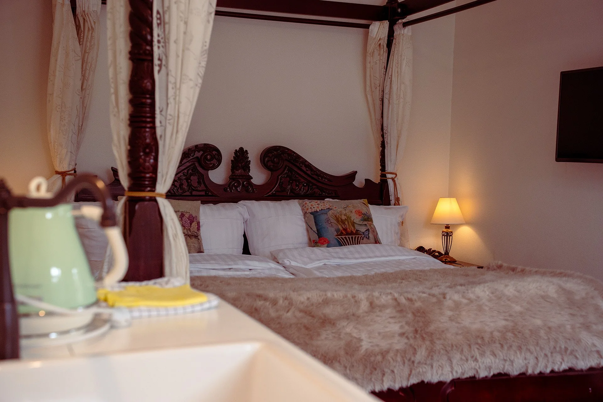 Himmelseng, udskåret sengegavl, elkedel, sengelampe