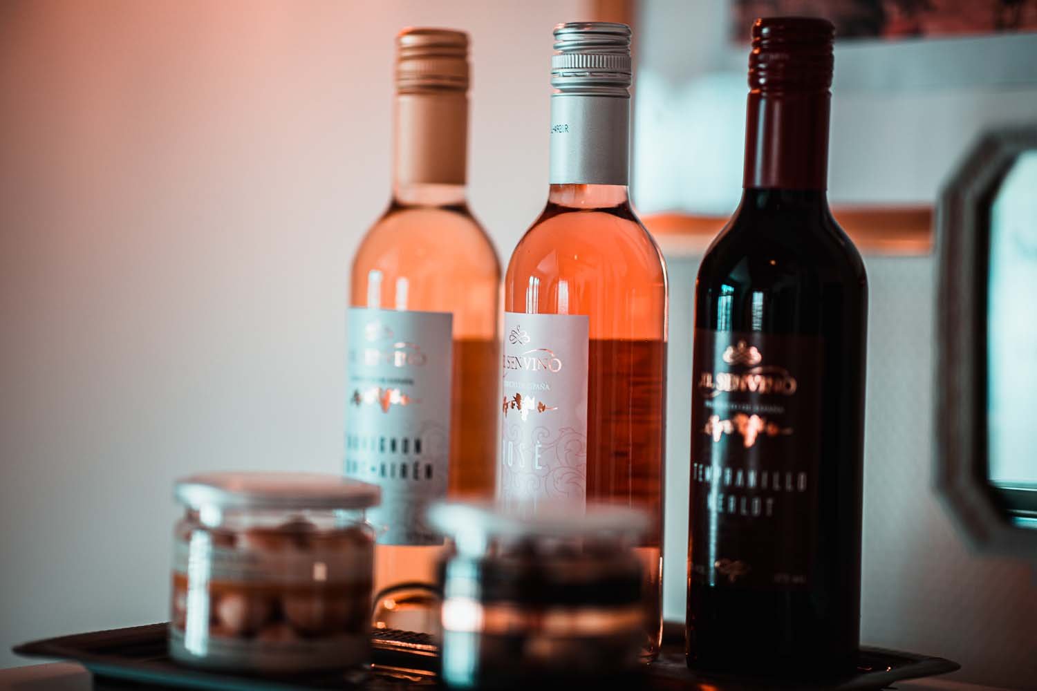 Rosé og rødvin, snacks, Cockpit Suite minibar