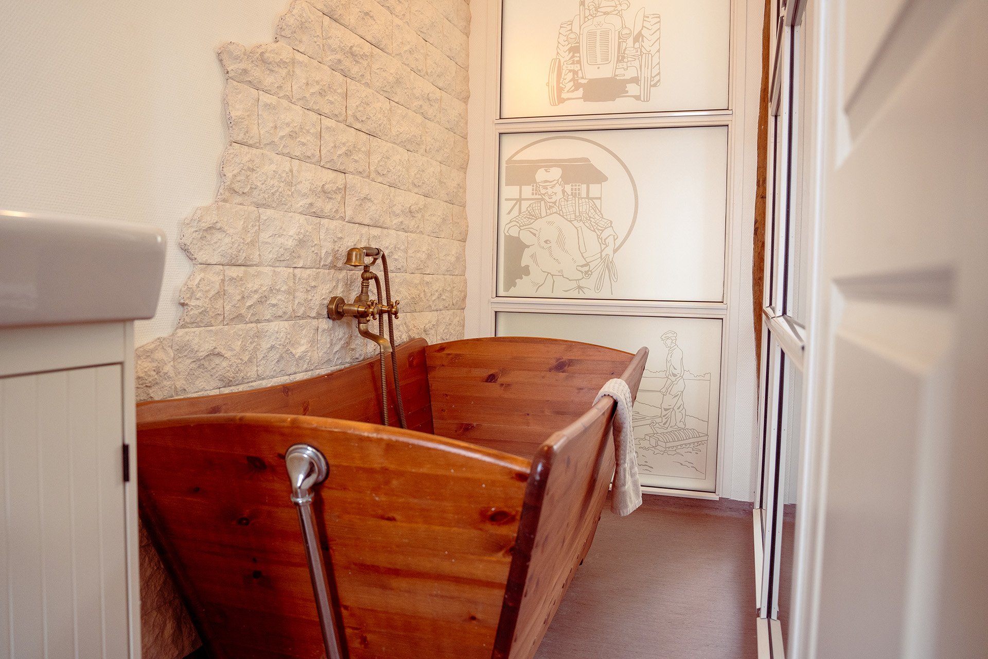 Træbadekar kobber blandingsbatteri hvid flisevæg