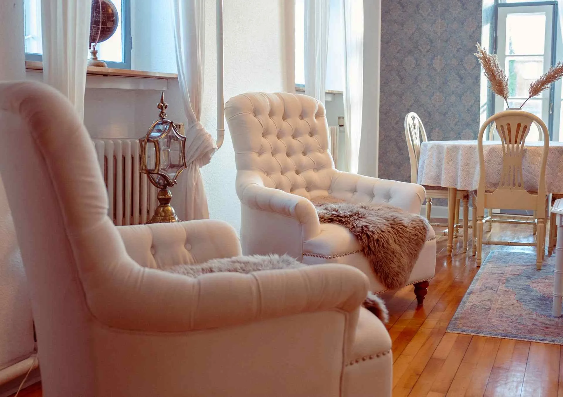 Hvid capitonné lænestol, globus, damask tapet, spisebord baggrund