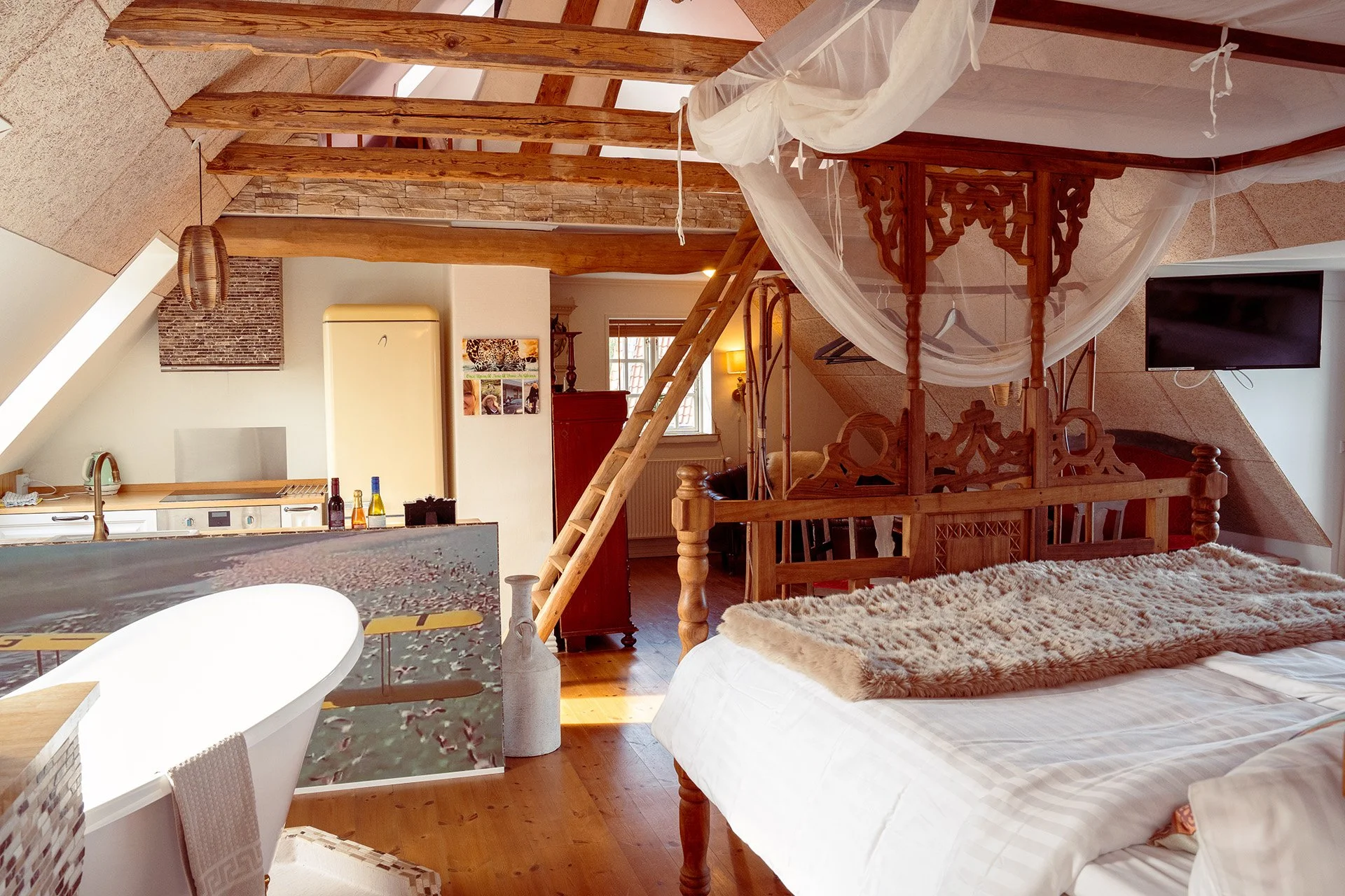 Himmelseng baldakin, fritstående badekar, loftsstige, køkken