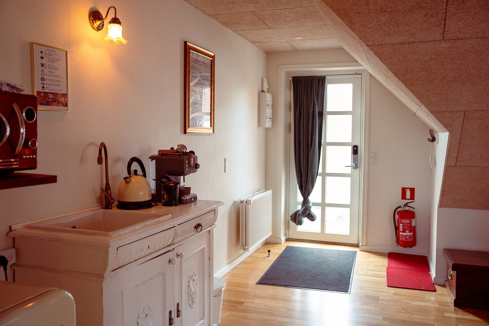Vintage køkken, elkedel, hvidt skab, mansarddør