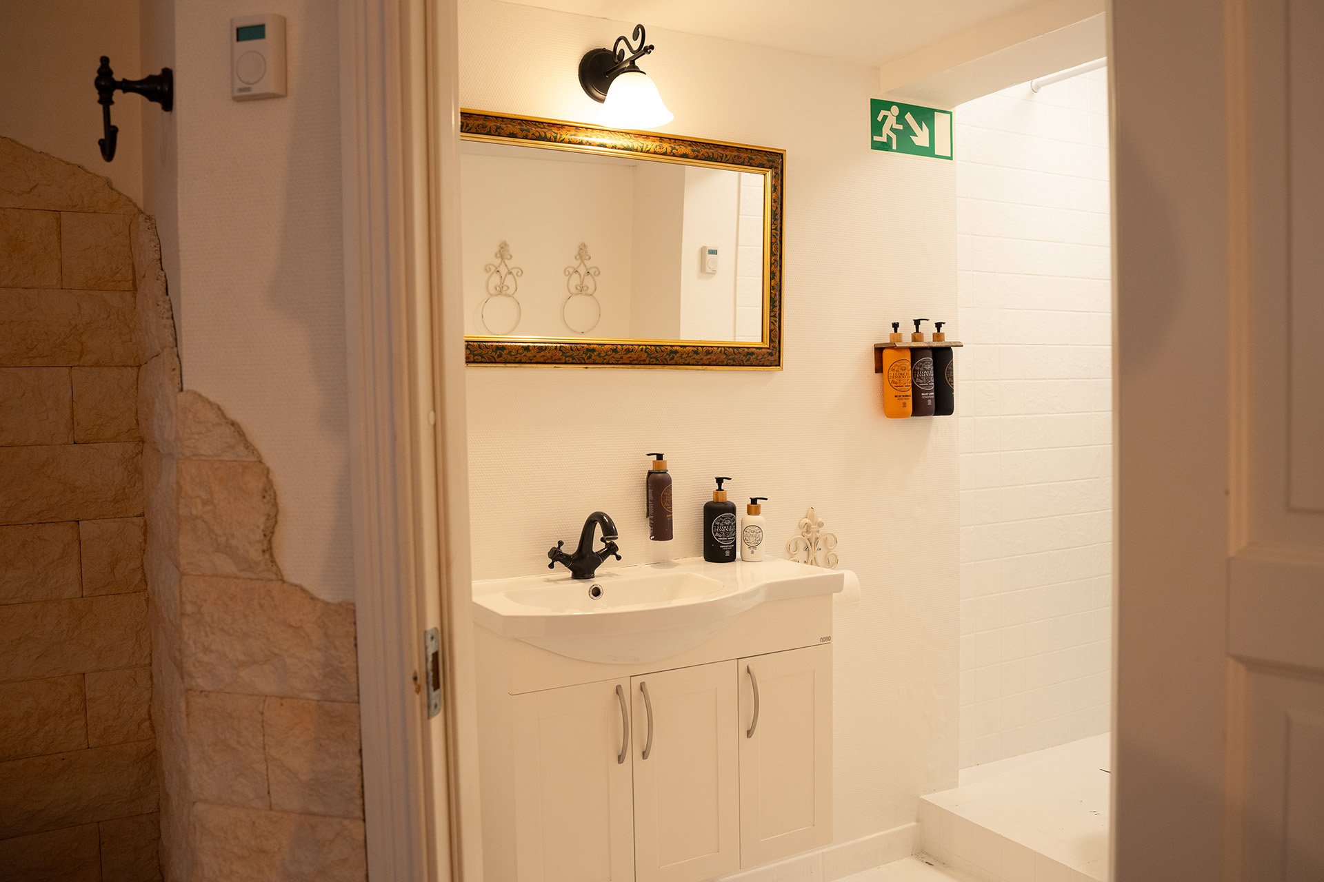 Badeværelse, guldspejl, håndvask, stenmur