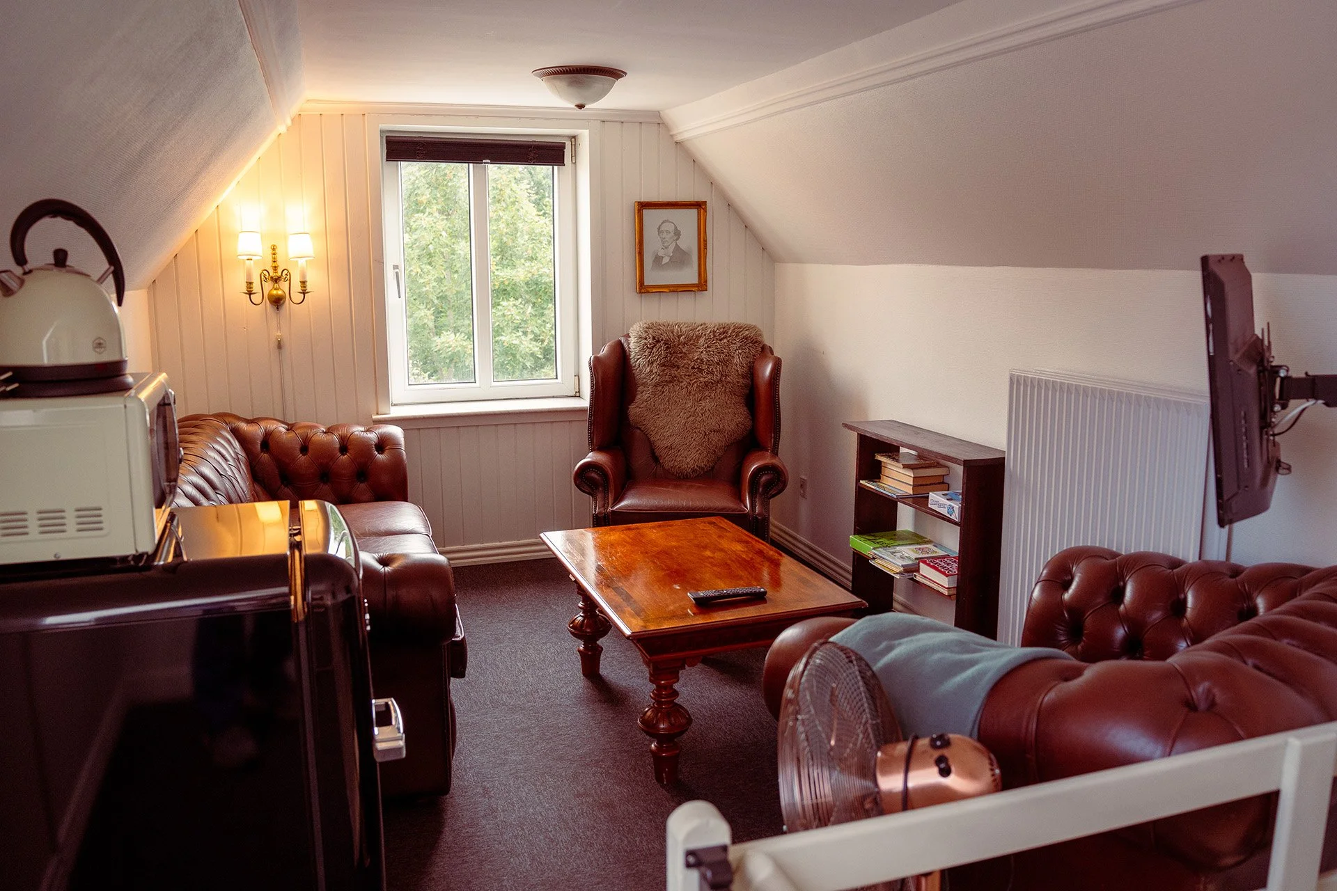 Chesterfield sofaer, bogeoler, H.C. Andersen portræt, mansardstue