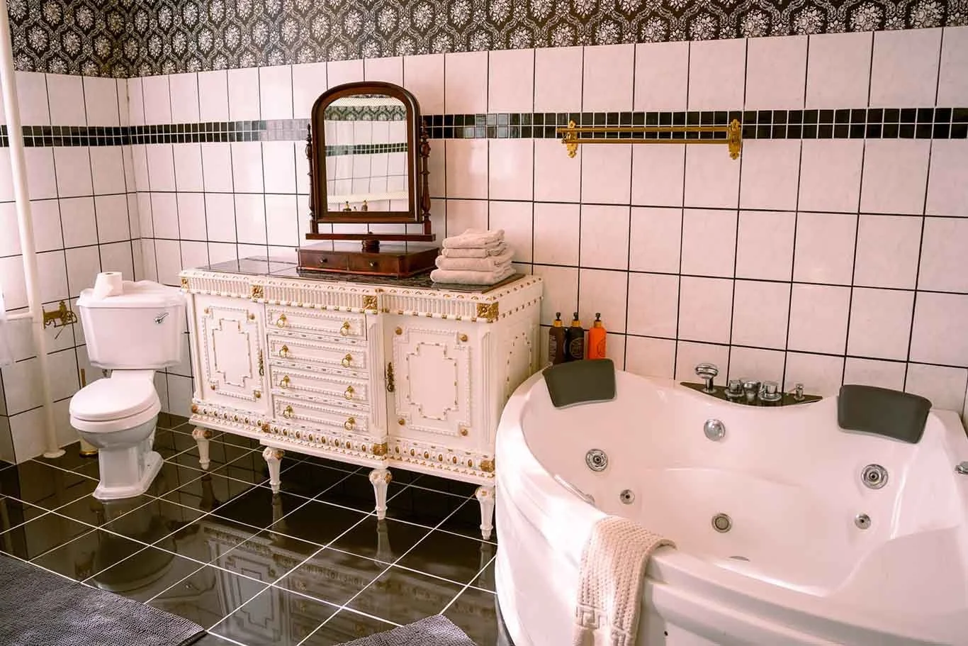 Vintage badeværelse, antikt kommode, flisevæg, badekar