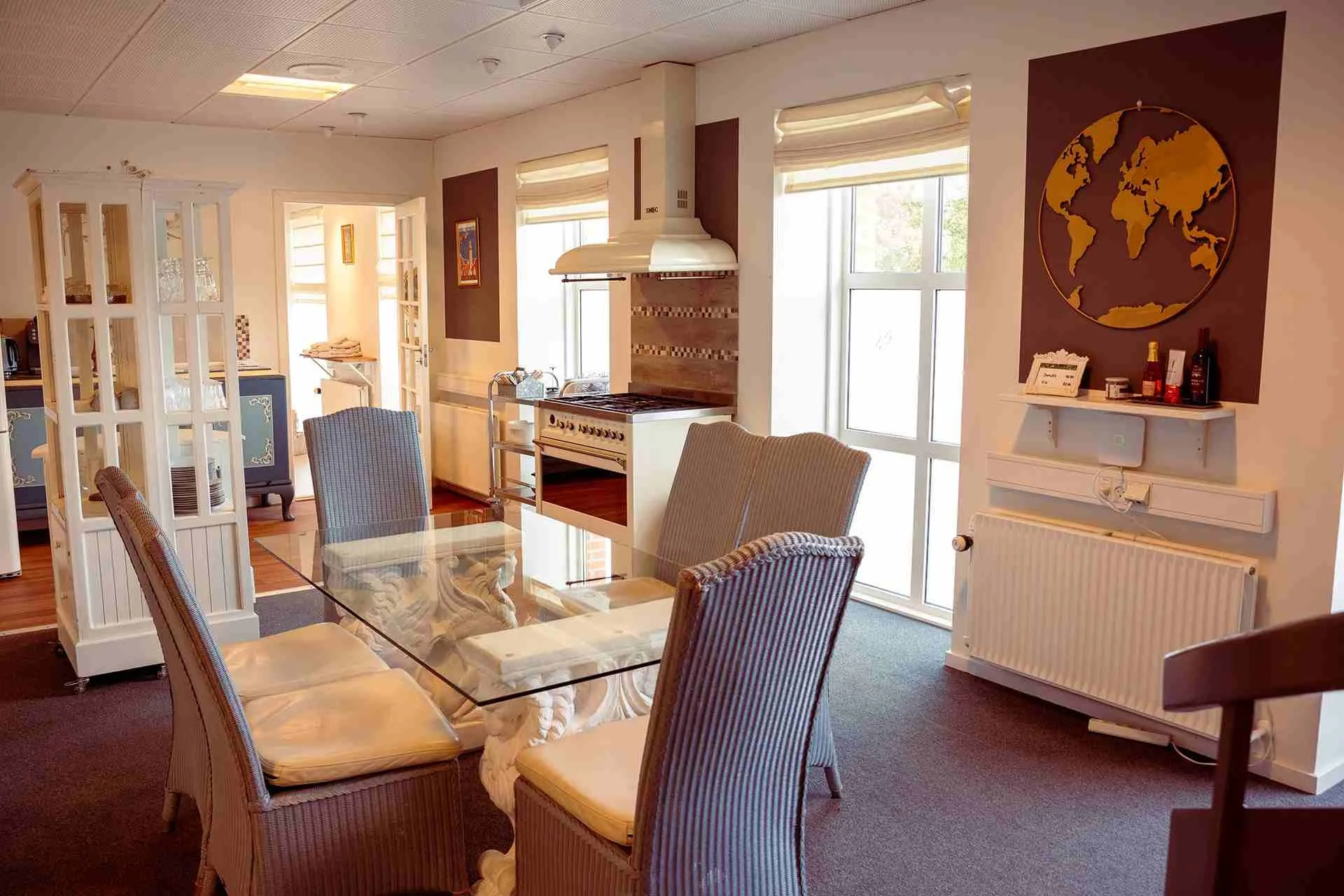 Grand Aviator Suite overblik, stue, køkken, verdenskort, rotting møbler