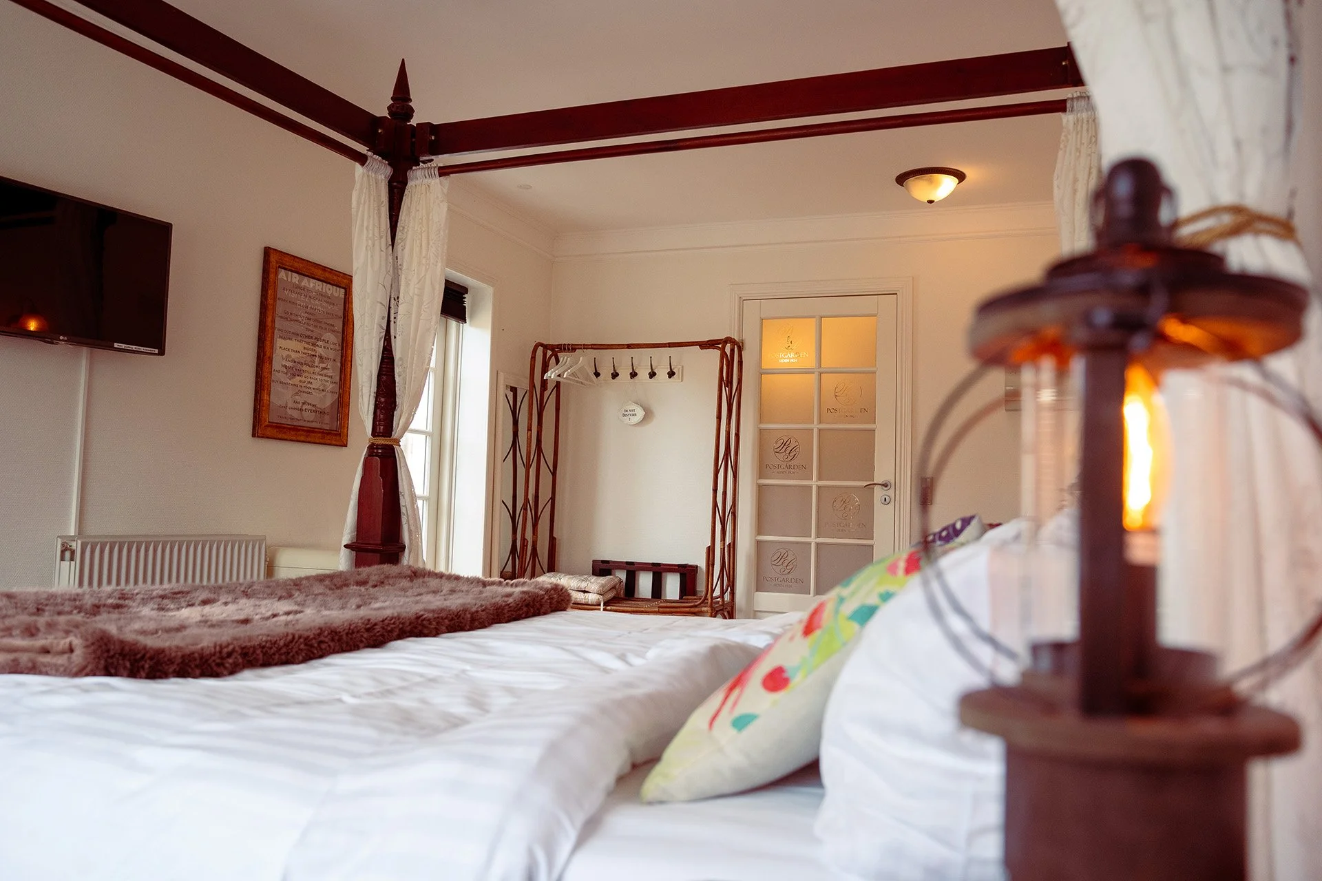 Dobbeltværelse himmelseng spejl glasdøre naturligt lys