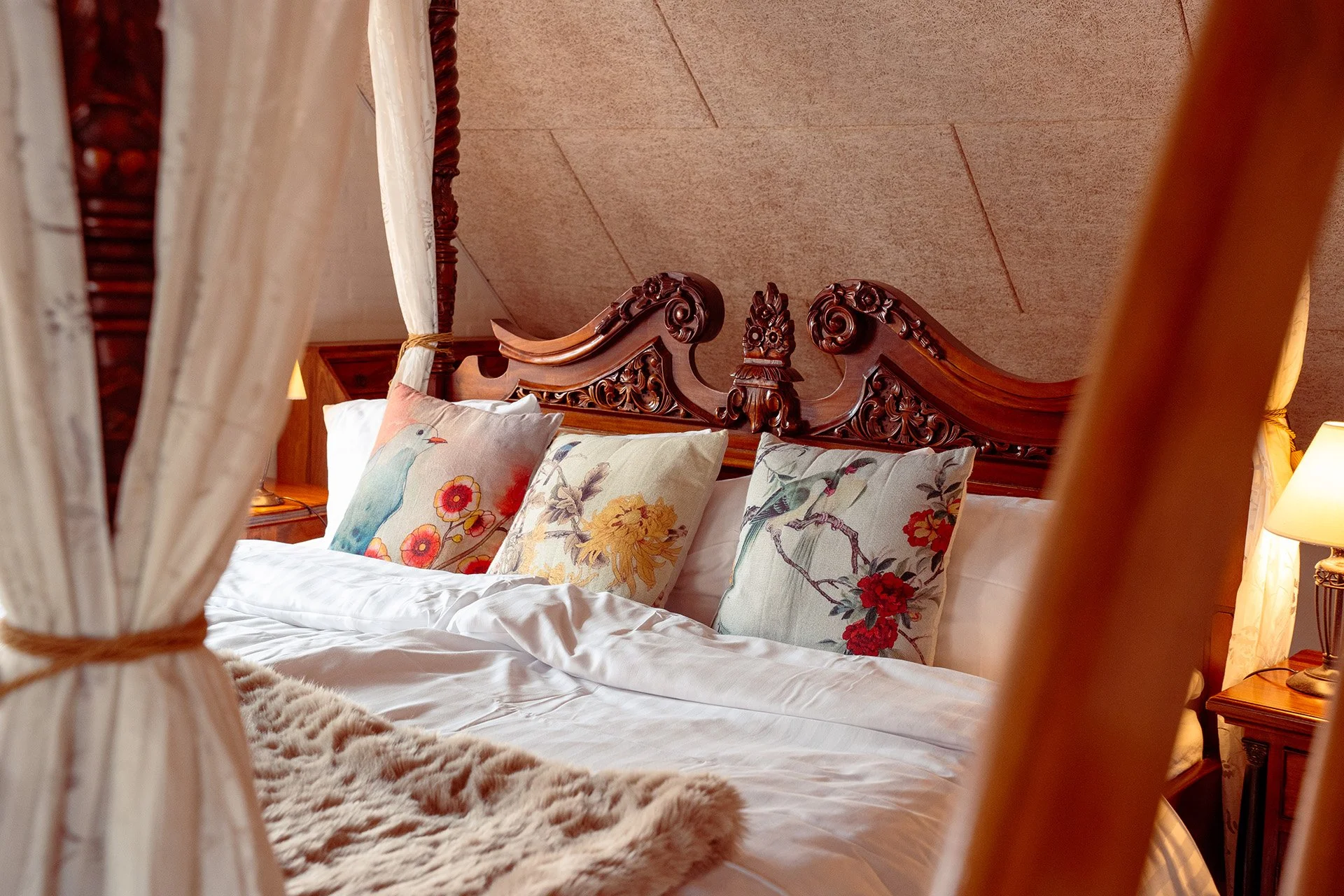 Himmelseng baldakin detalje, blomstrede puder, pelstæppe