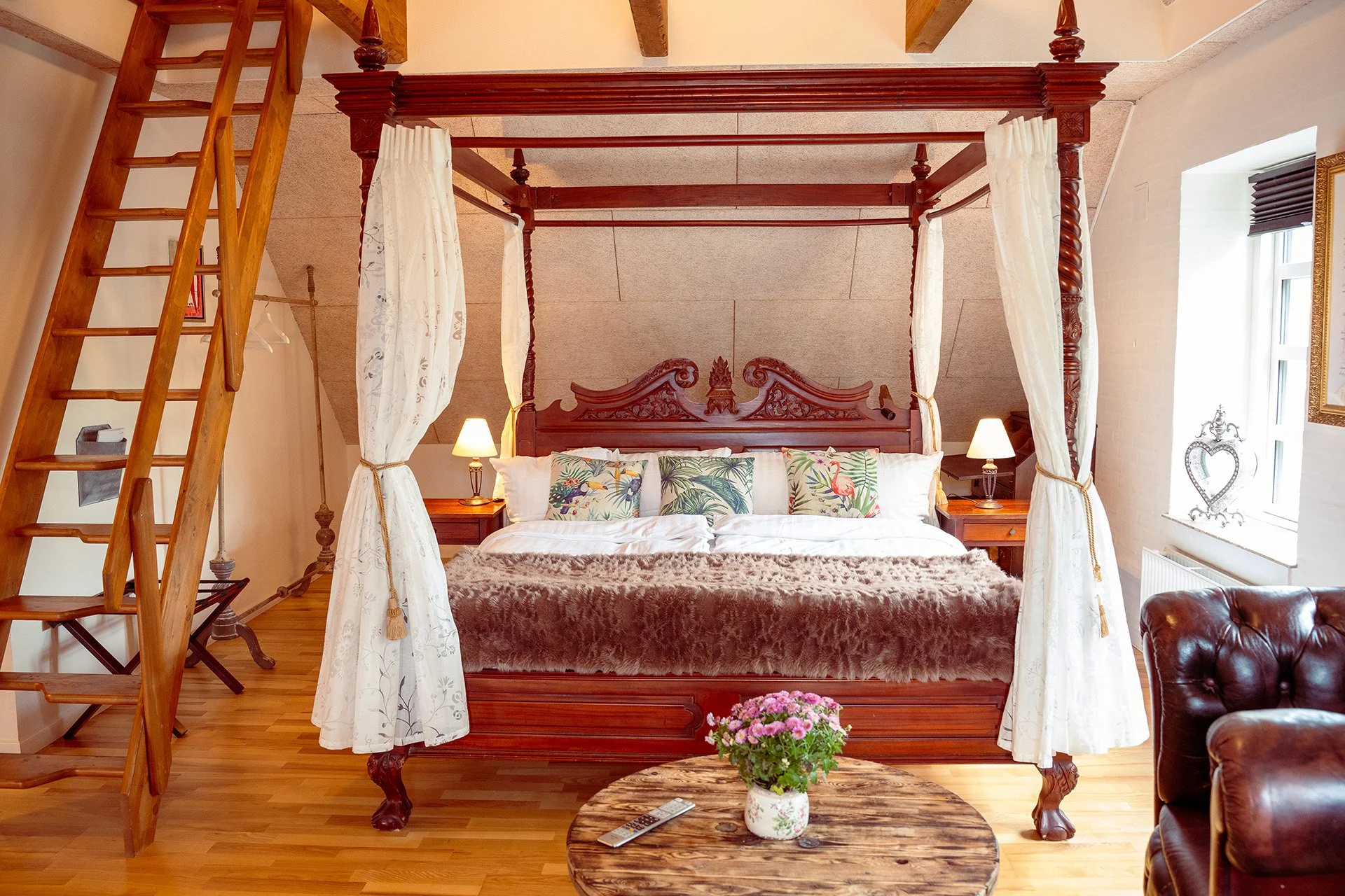 Udskåret mahogni himmelseng, Chesterfield sofa, loftsstige