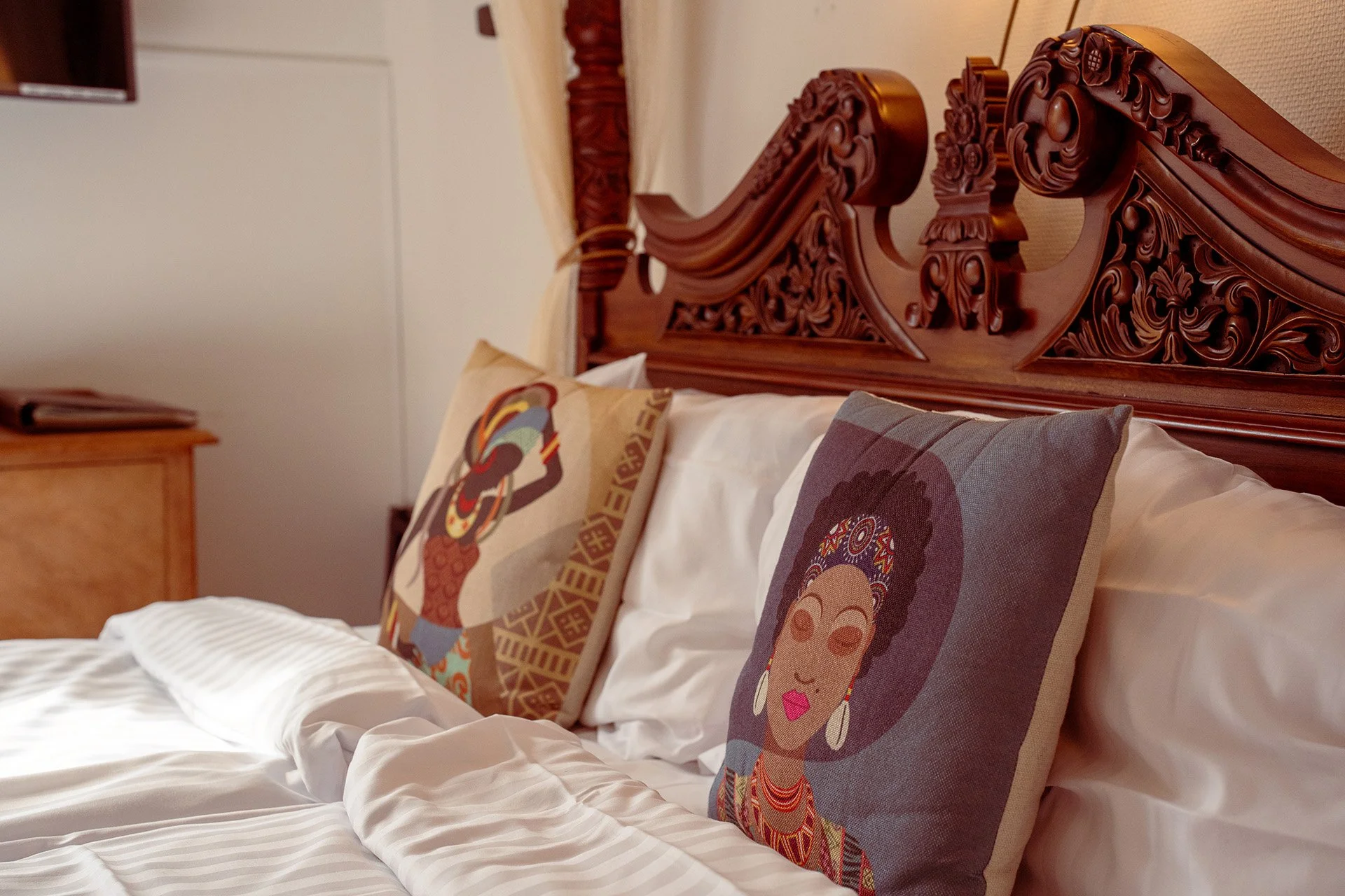 Mahogni seng udskåret hovedgærde afrikansk pude