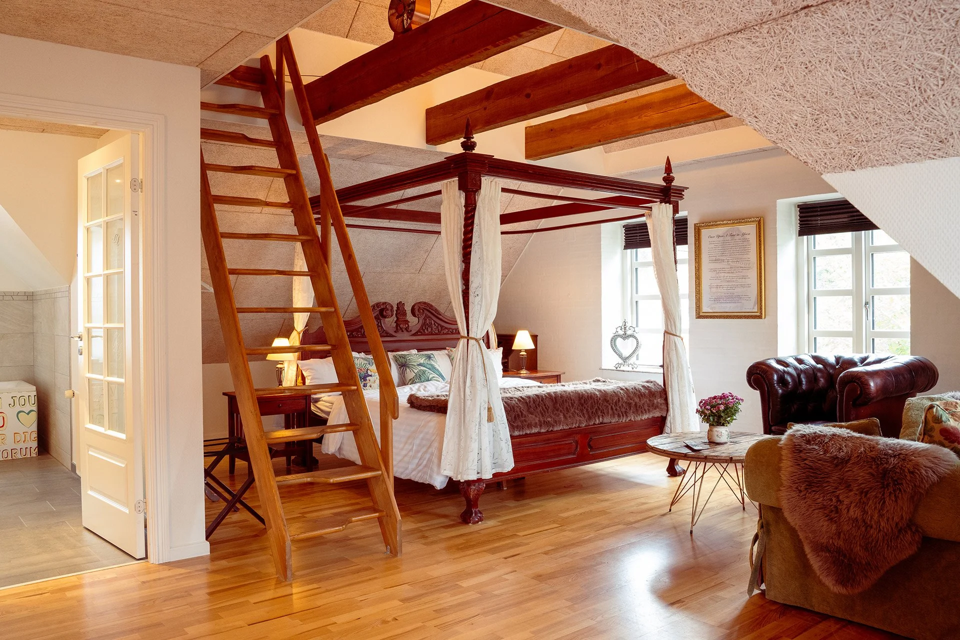 Det Første Kys suite himmelseng hems chesterfield Boutique Hotel Postgården