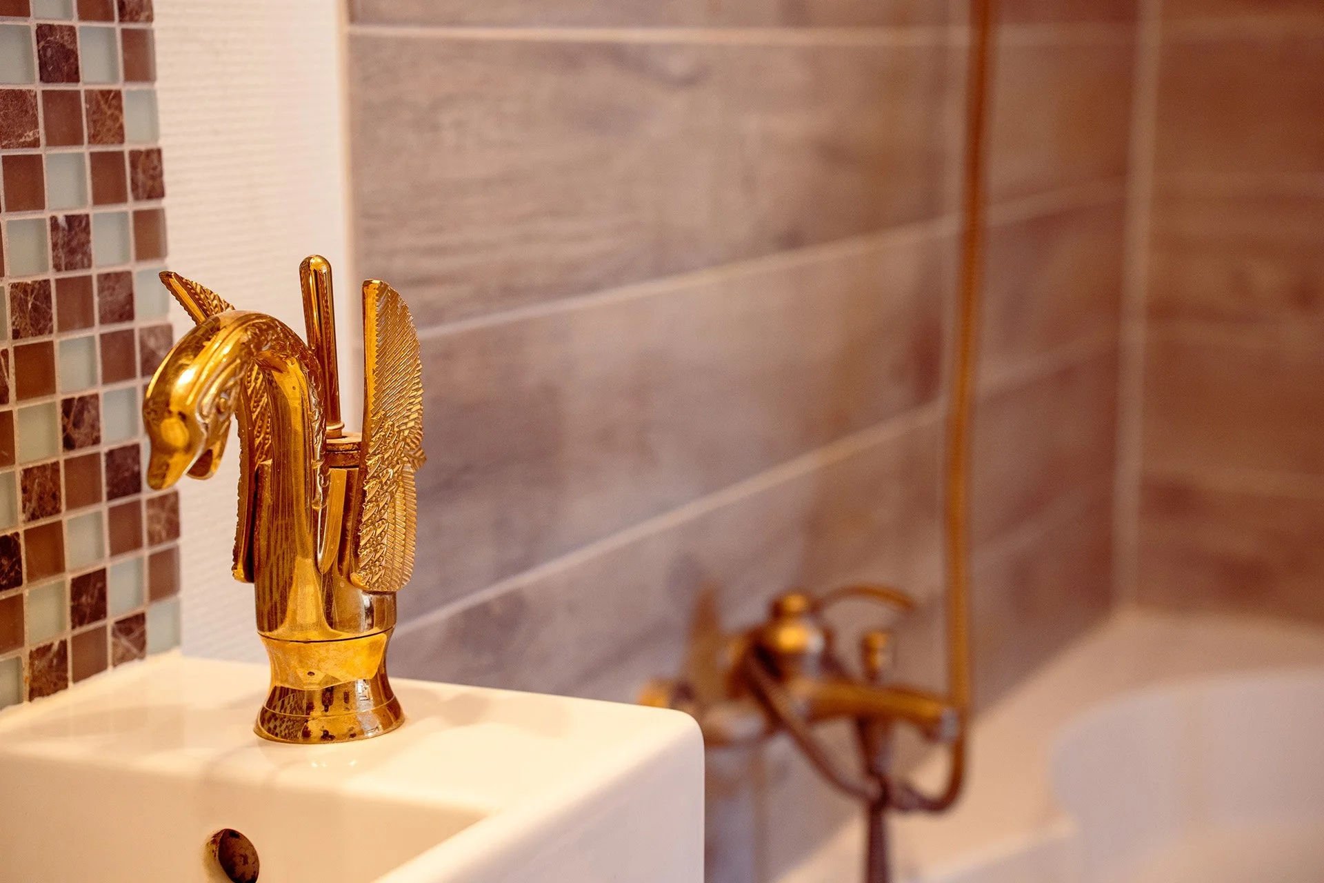 Guldfarvet svane vandhane mosaik fliser badeværelse