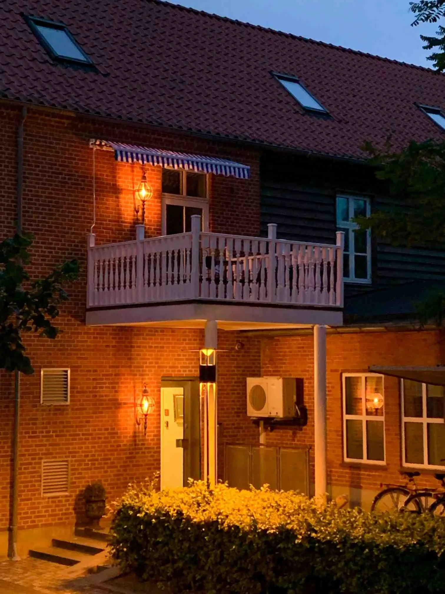 Den Blaa Nil terresse aften, belyst altan, røde mursten, lanternelys