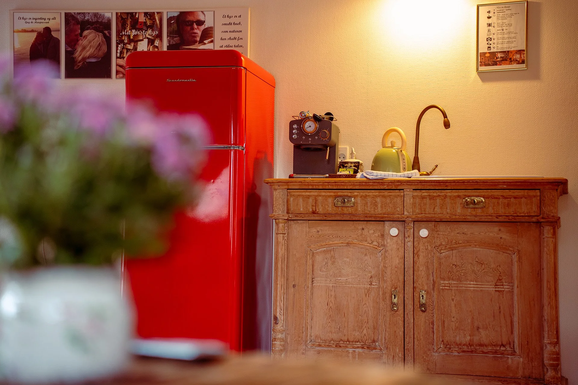 Rød retro køleskab, kaffemaskine, trækommode, vintage køkken