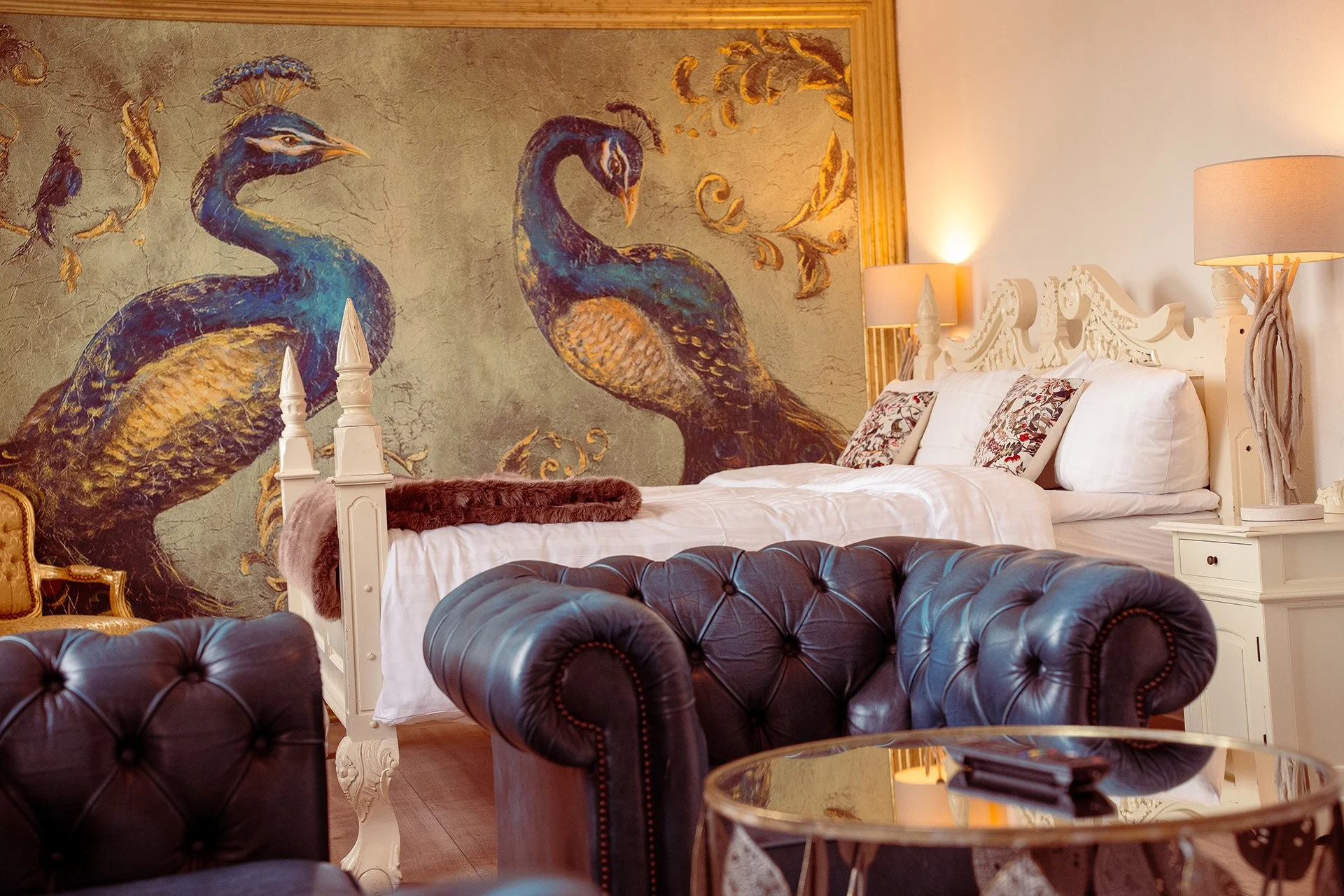 Den Blå Nil suite blå chesterfield påfugle dekoration Boutique Hotel Postgården