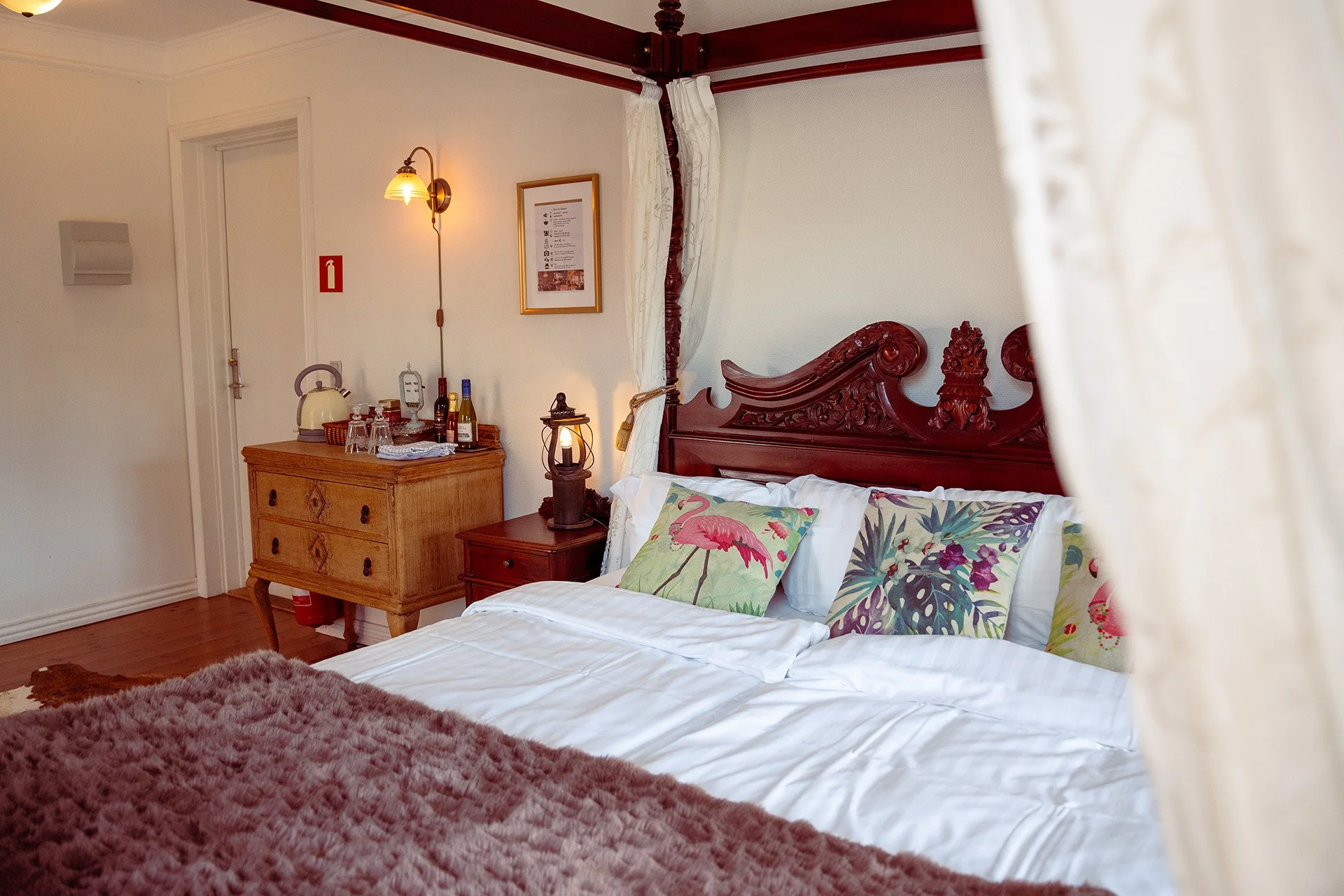 Mahogni udskåret hovedgærde blomstrede puder