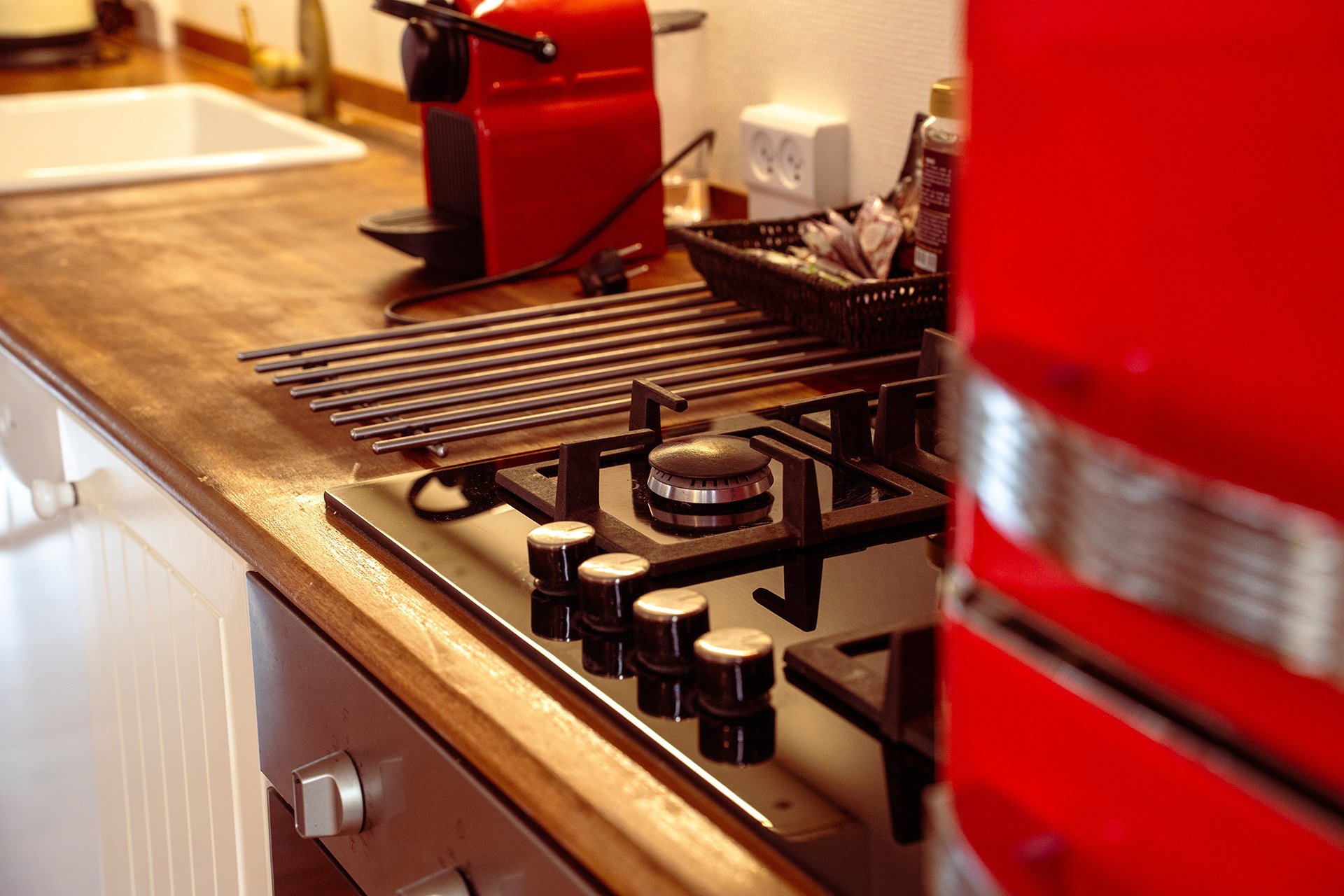 Gaskomfur detalje, Nespresso, rød køleskab nærbillede