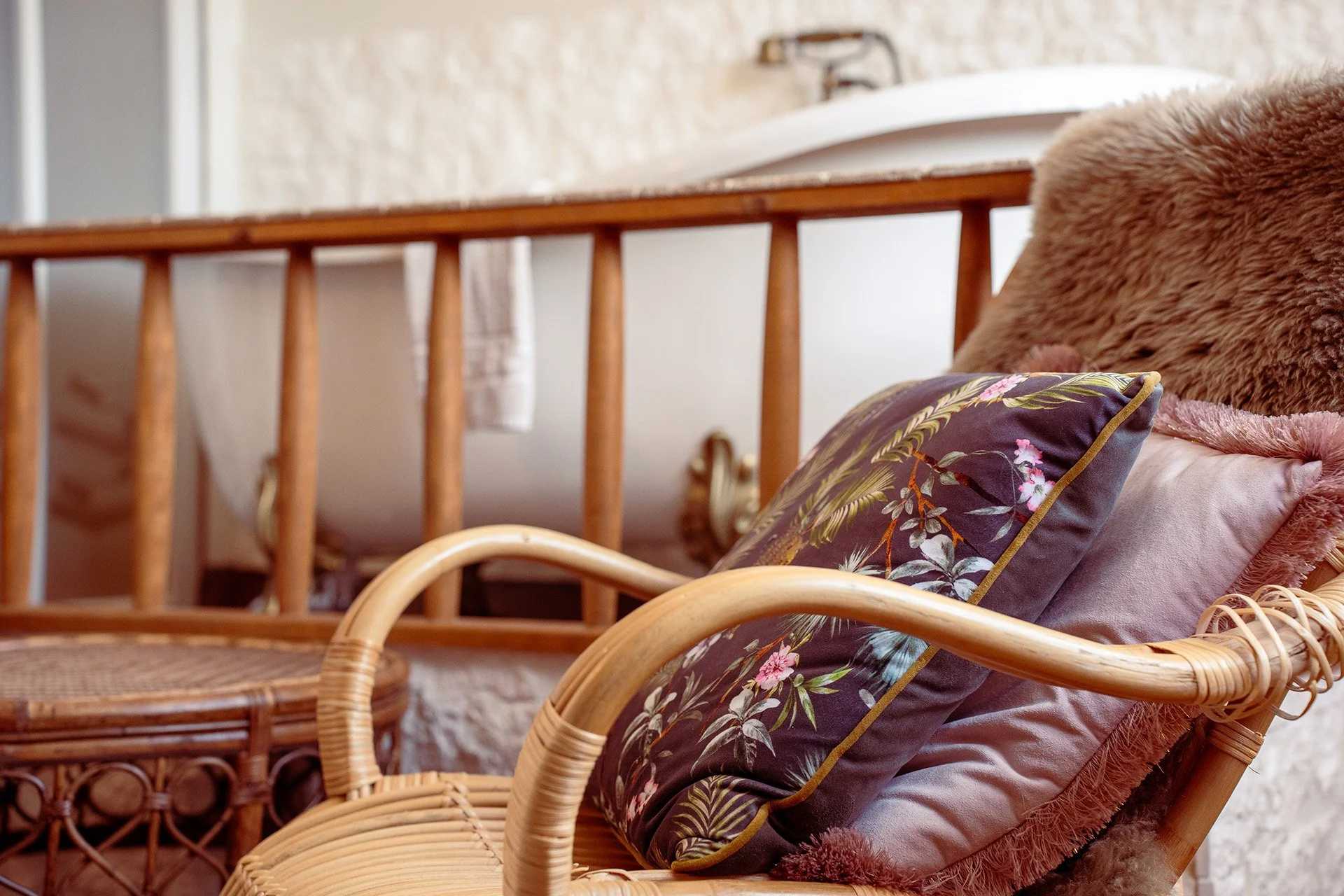 Rotting lænestol, blomstrede puder, pelstæppe detalje