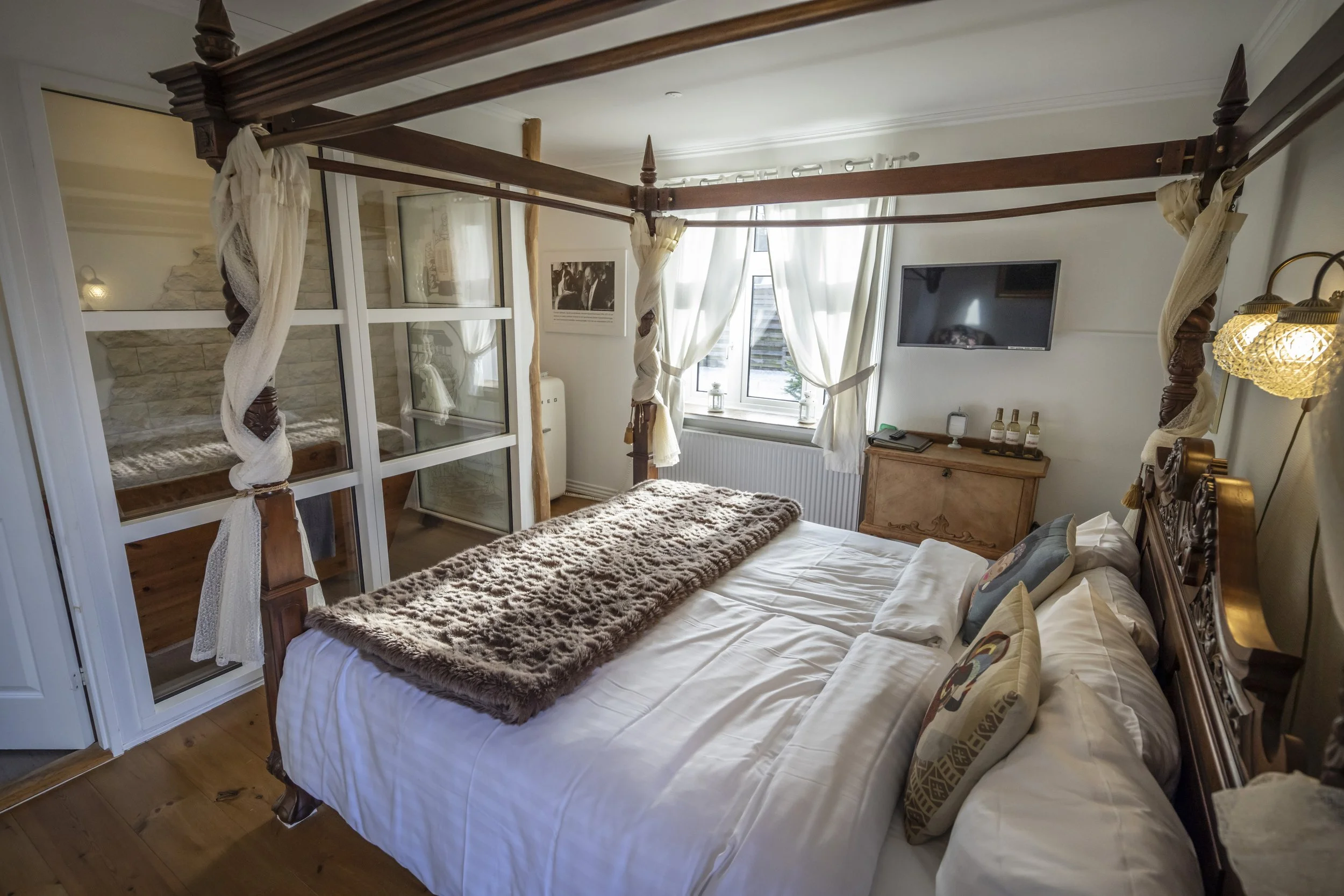 Husmand Sørensens Kammer himmelseng badeværelse Boutique Hotel Postgården