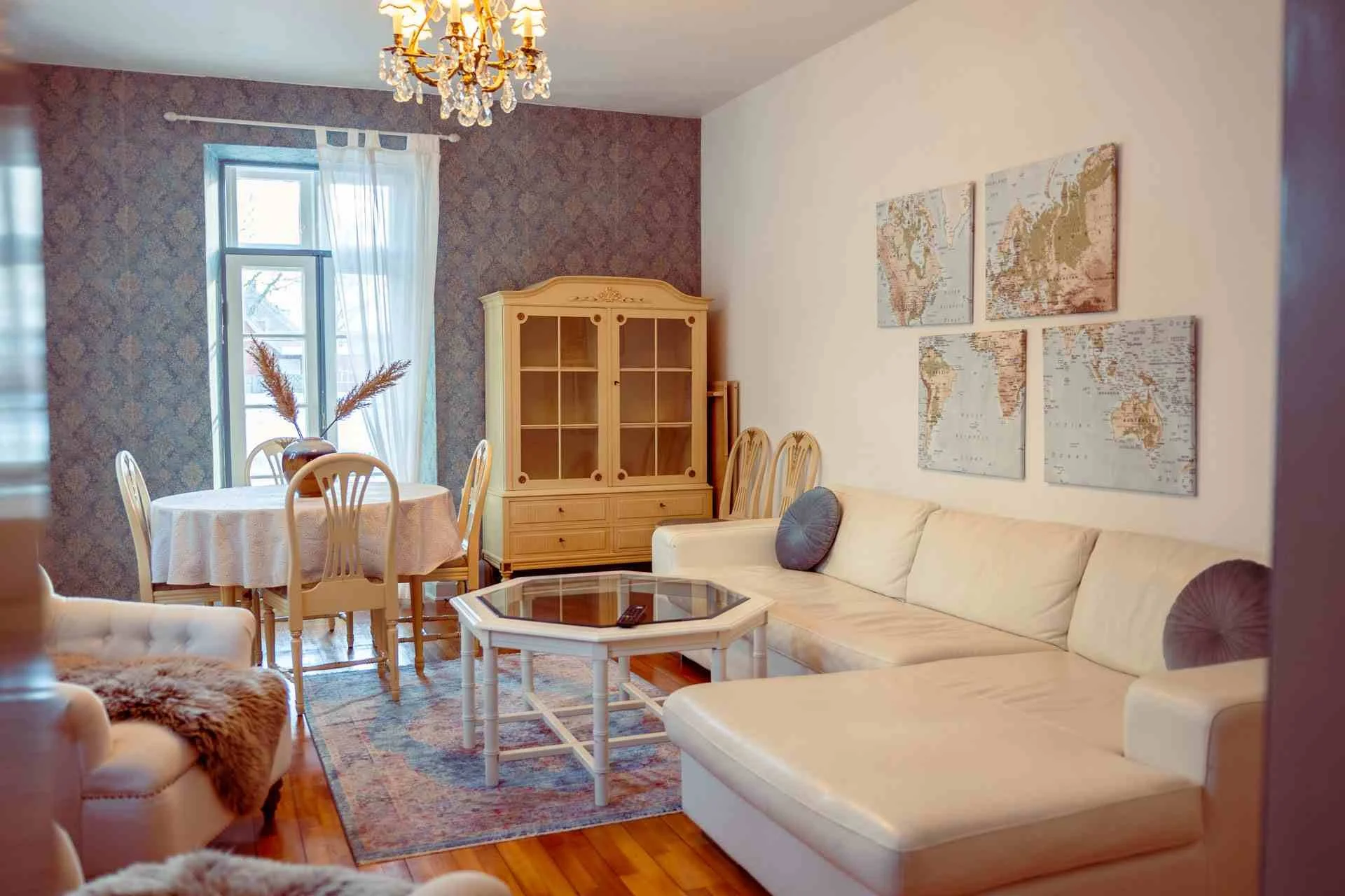 Stue overblik, hvid sofa, verdenskort kunst, vitrineskab, spisebord