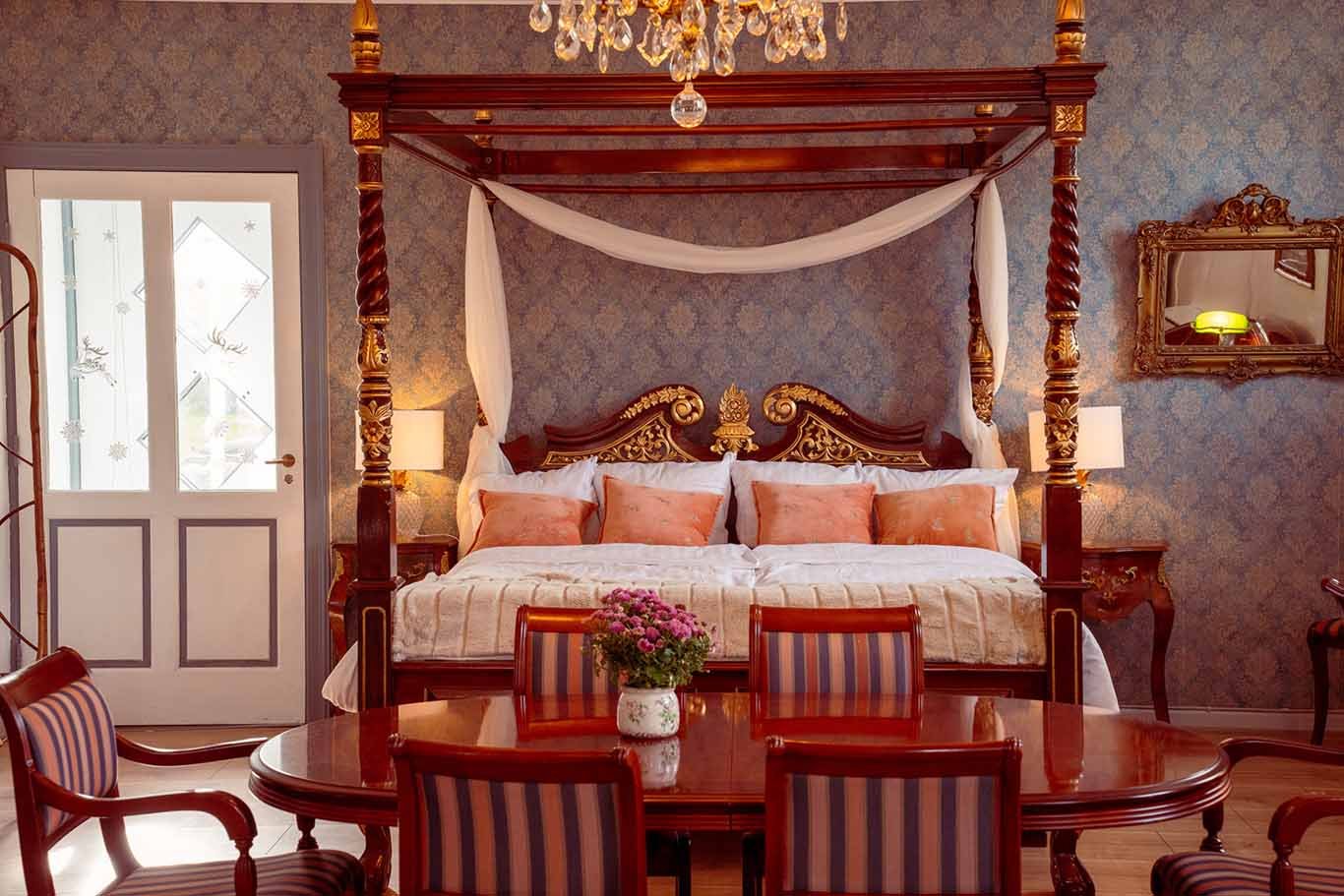 Faengslet Grand Suite, forgyldt himmelseng, blå tapet, spisebord, guldspejl