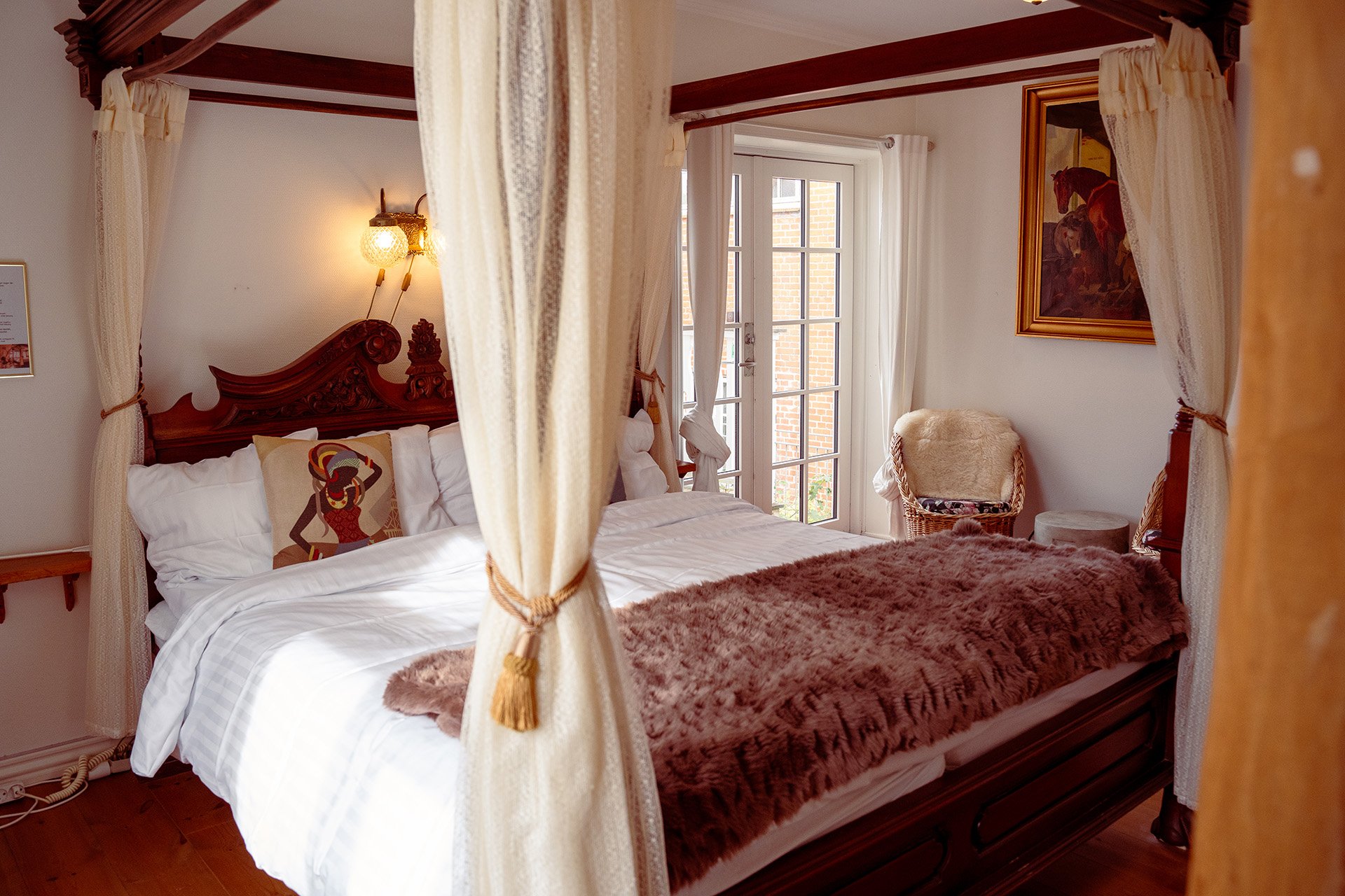 Himmelseng hvide gardiner guldfarvet holdebånd mahogni