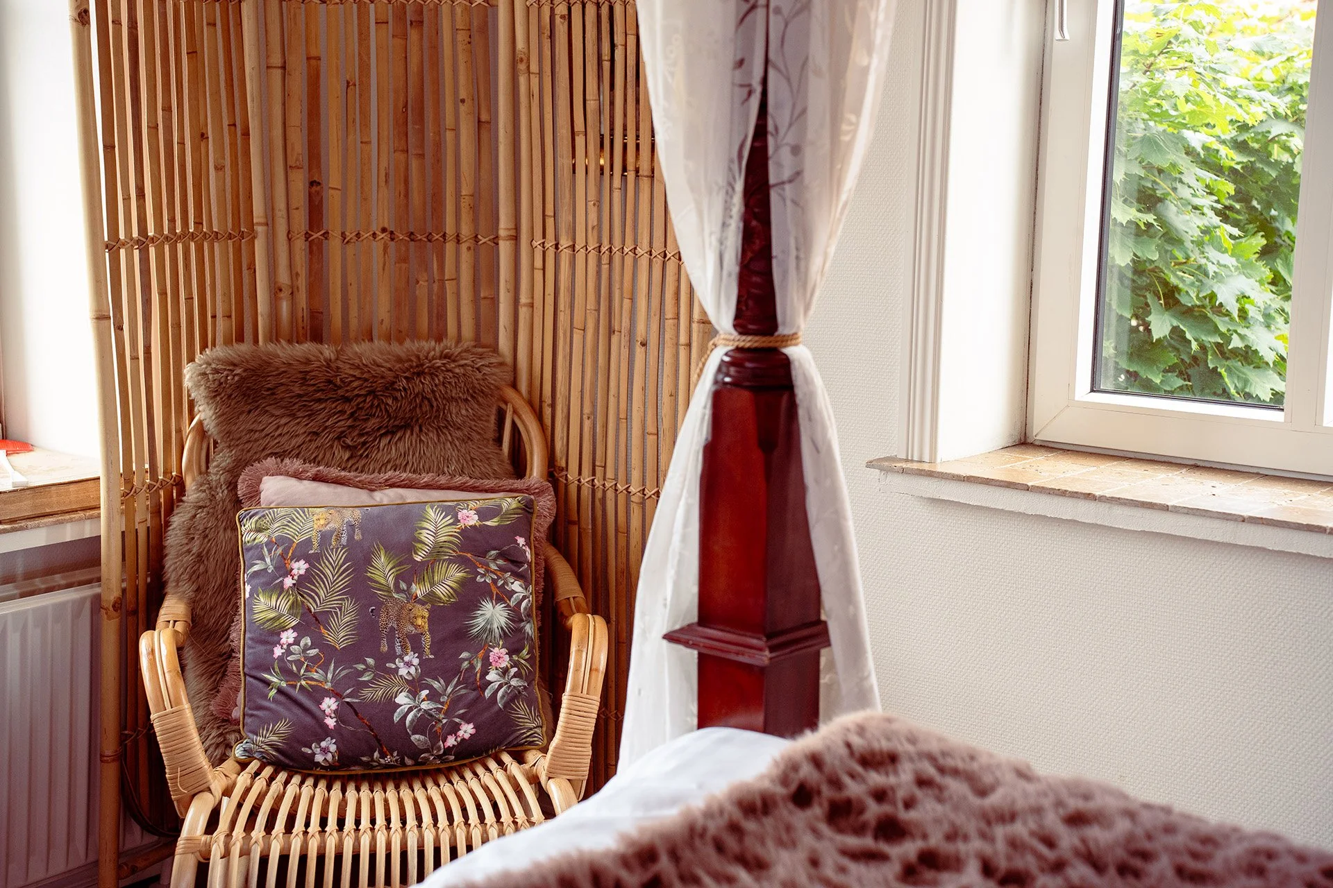 Blomstret lænestol bambus skærmvæg dekor