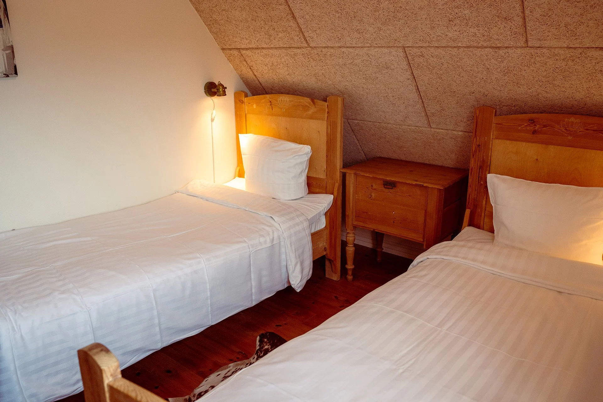 To enkeltsenge, træsengegavle, mansardloft