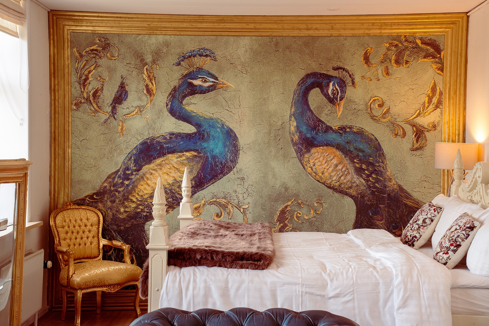 Påfugl vægmaleri nærbillede, gyldne rammer, hvid seng