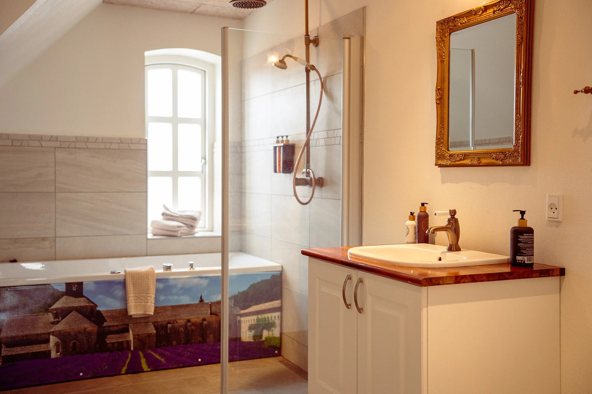 Badeværelse, fritstående badekar, Provence vægmaleri, håndvask