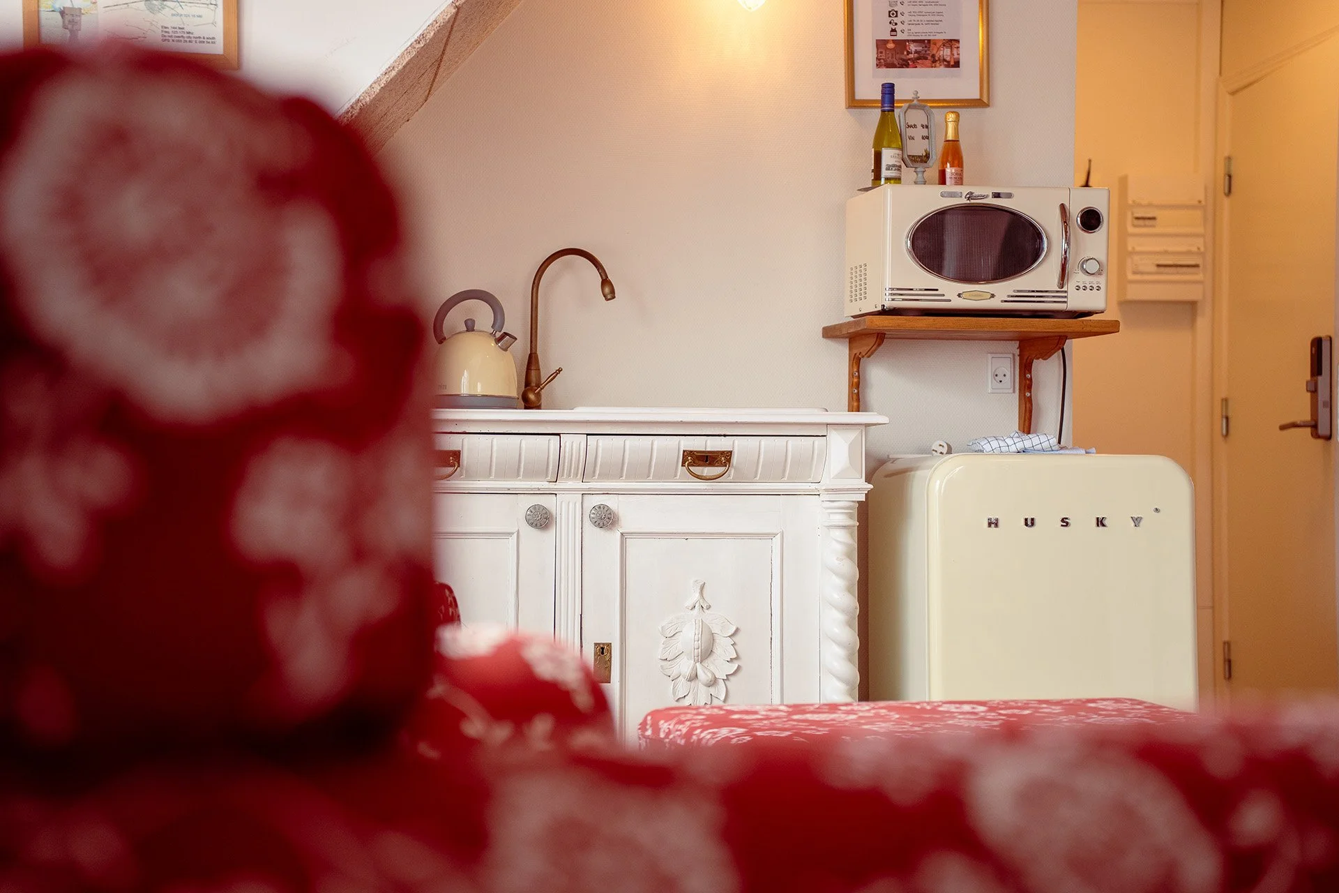 Retro Husky køleskab, hvidt køkkenskab, microovn