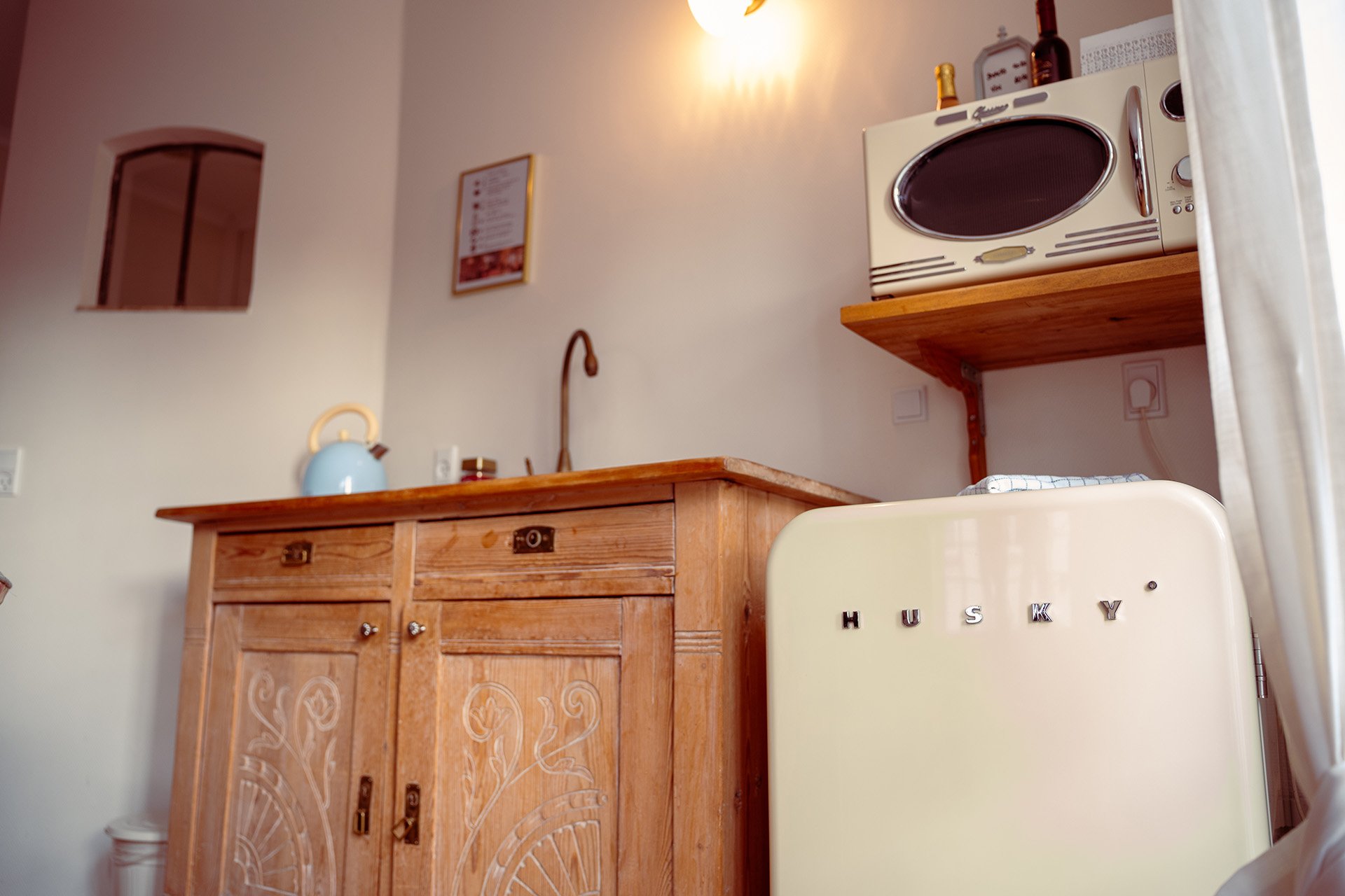 Retro køkken, elkedel, trækommode, fritstående badekar