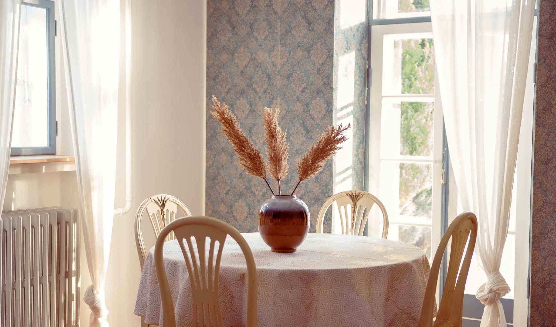 Residence Tinghuset suite spisebord naturligt lys Boutique Hotel Postgården