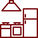 En køkkenindretning med ovn, komfur, vask, køleskab og skabe.