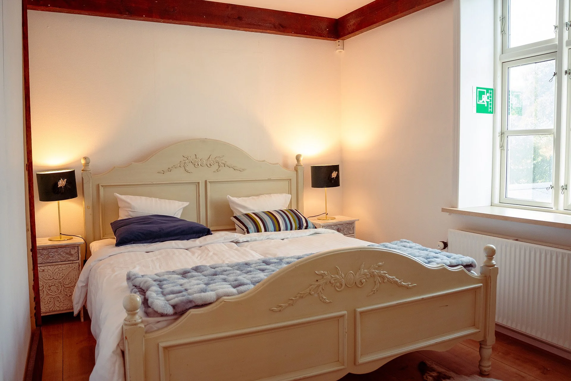 Hvid dobbeltseng, sengelamper, klassisk soveværelse