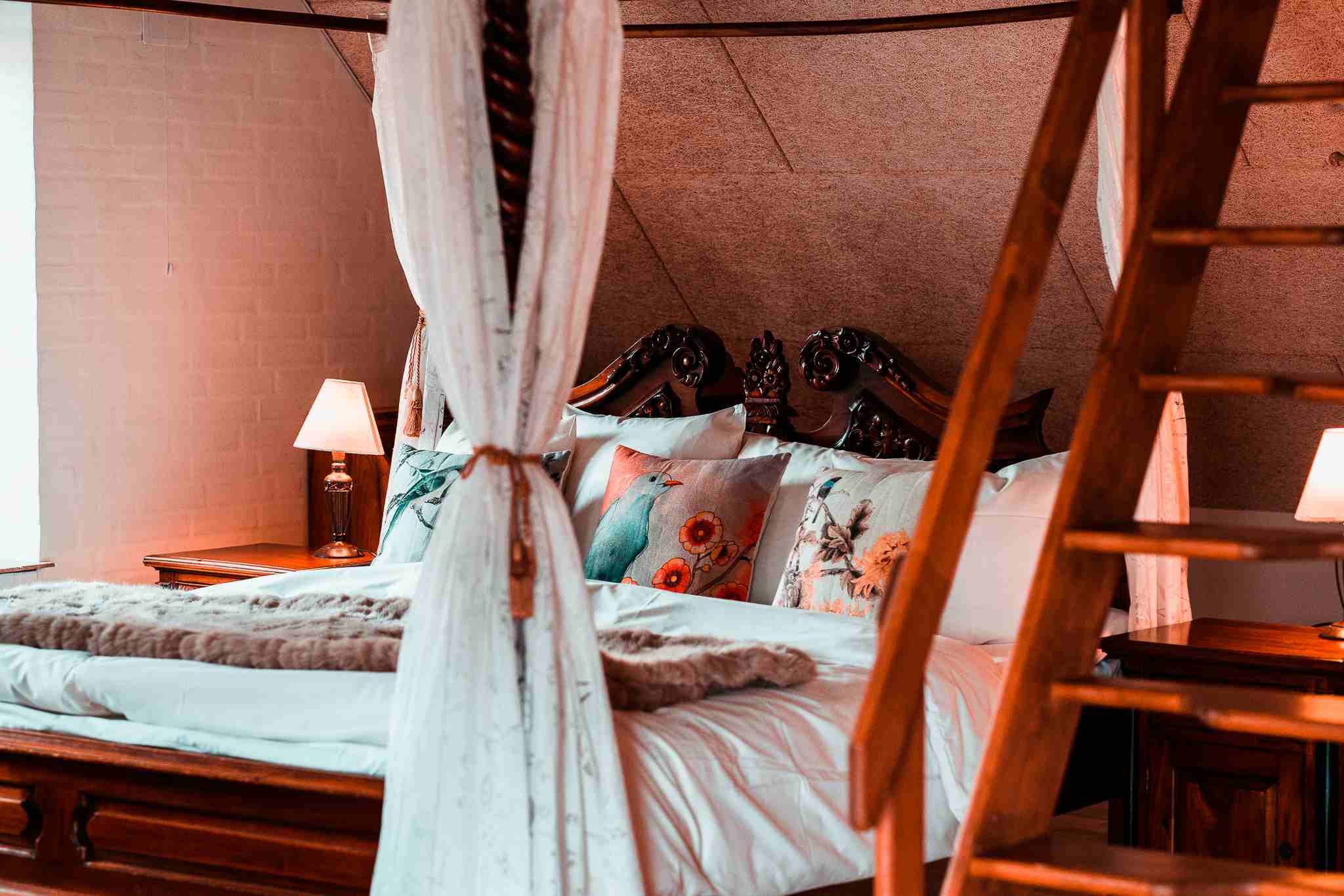 Himmelseng aftenstemning, loftsstige, blomstrede puder, sengelampe