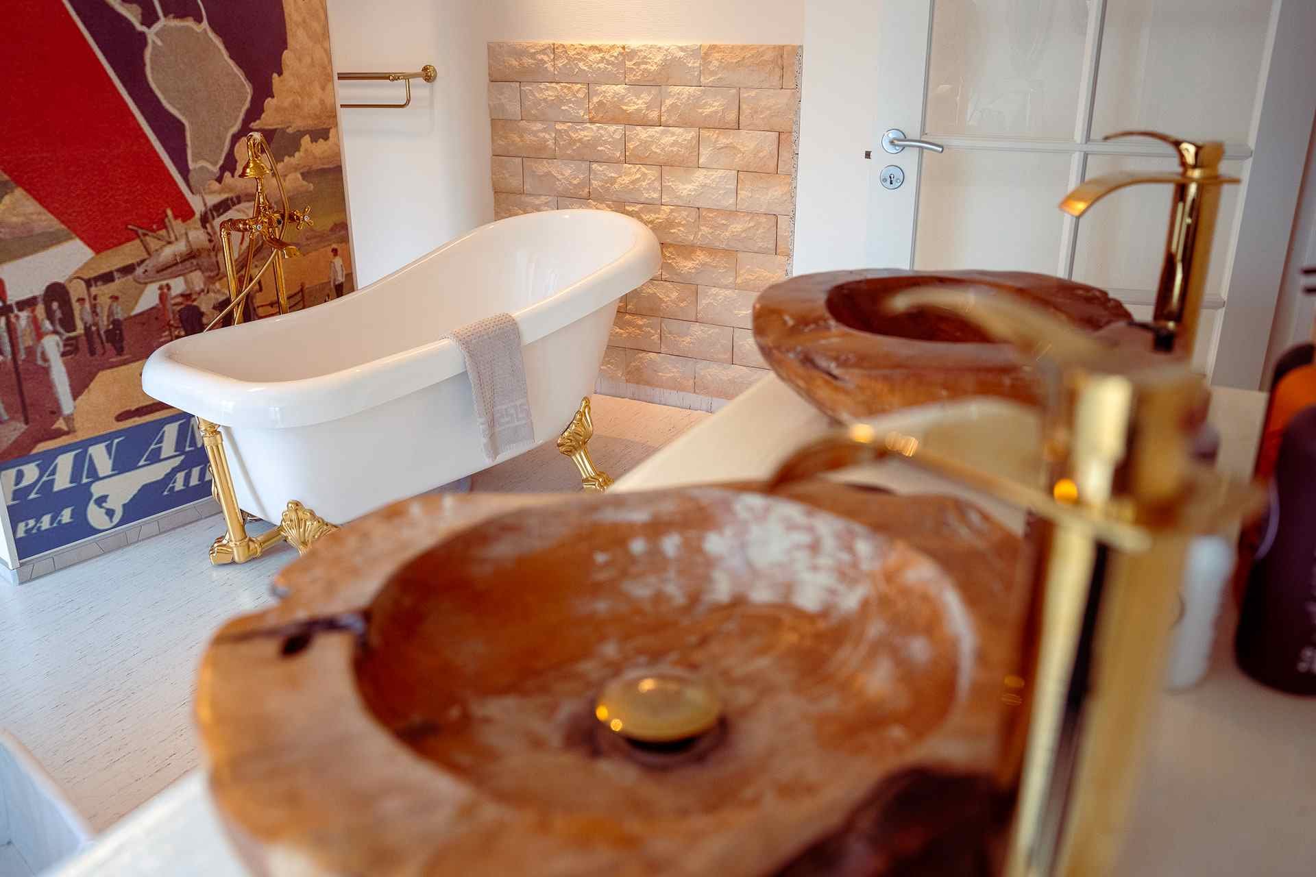 Fritstående badekar, træskål håndvask, guldarmatur, Pan Am vintage plakat