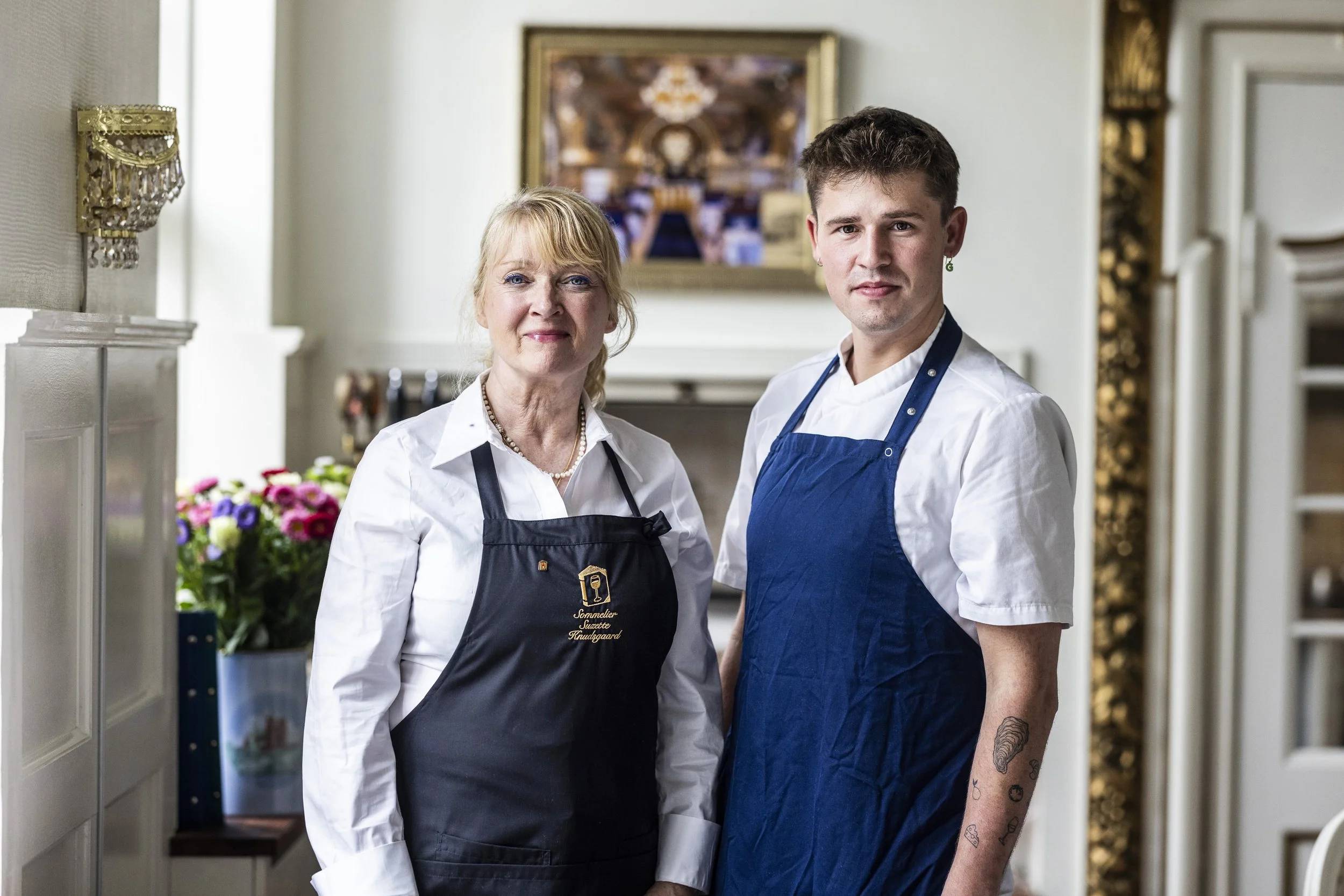 Suzette og Esben i forklæder Boutique Hotel Postgården Holsted