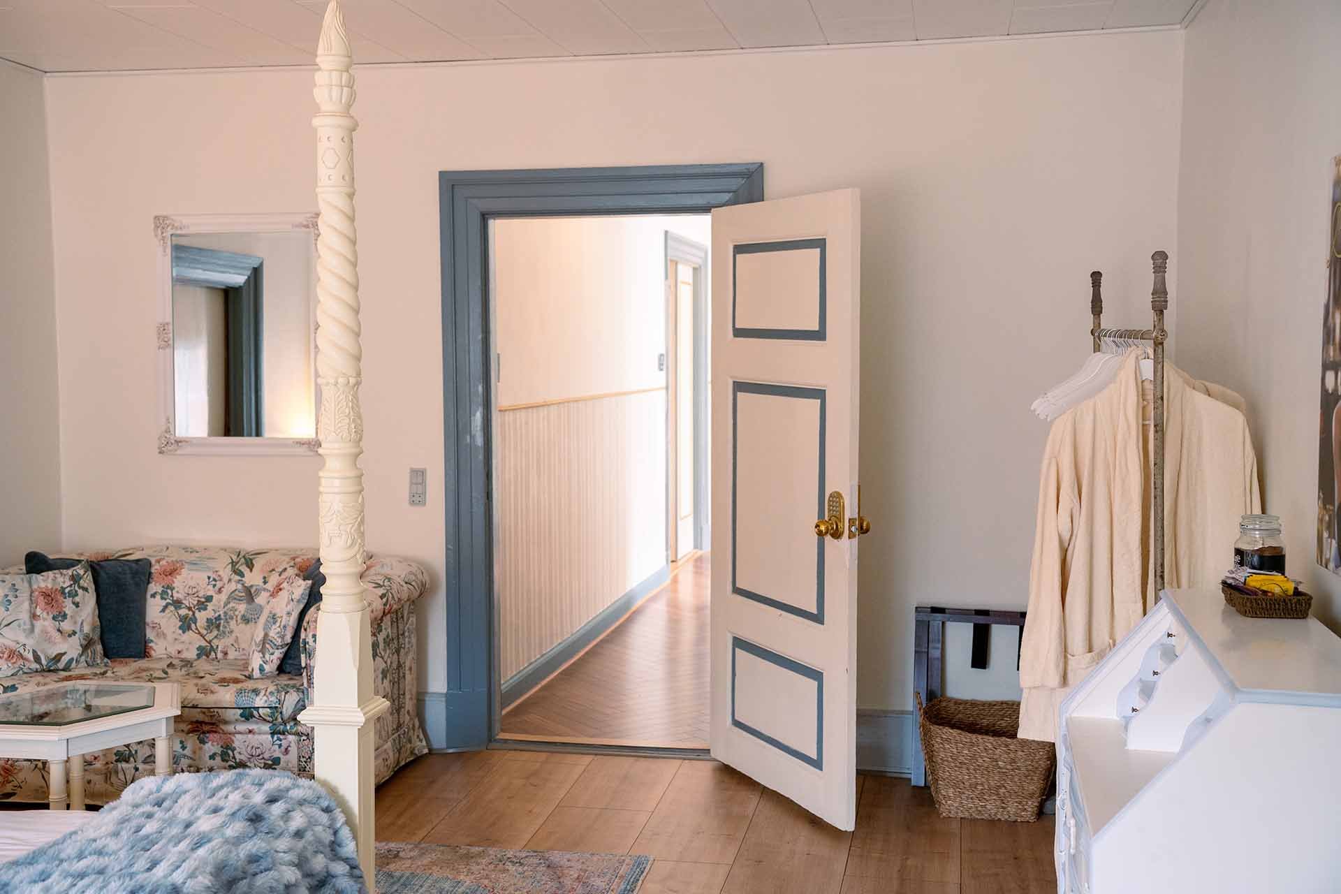 Dommersuiten i Tinghuset, blomstret sofa, sommerresidens stil, åben dør