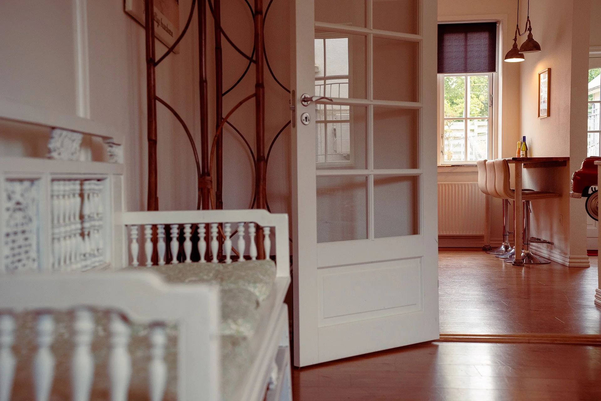 Hvid himmelseng, sengelampe, rosa puder, baldakin